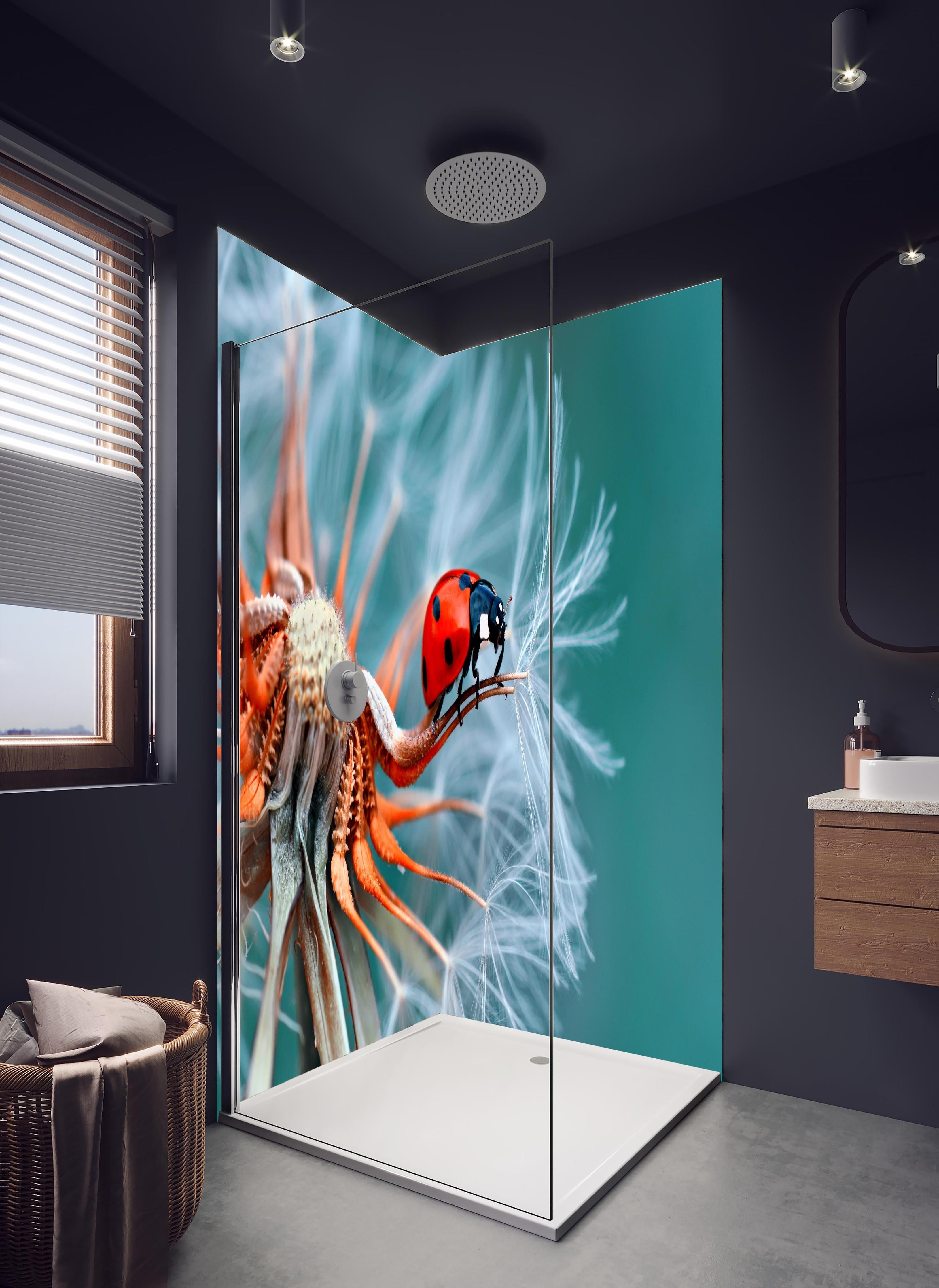 Duschrückwand - Roter Marienkäfer auf weißer Pusteblume in hellem Badezimmer mit Regenduschkopf - zweiteilige Eck-Duschrückwand