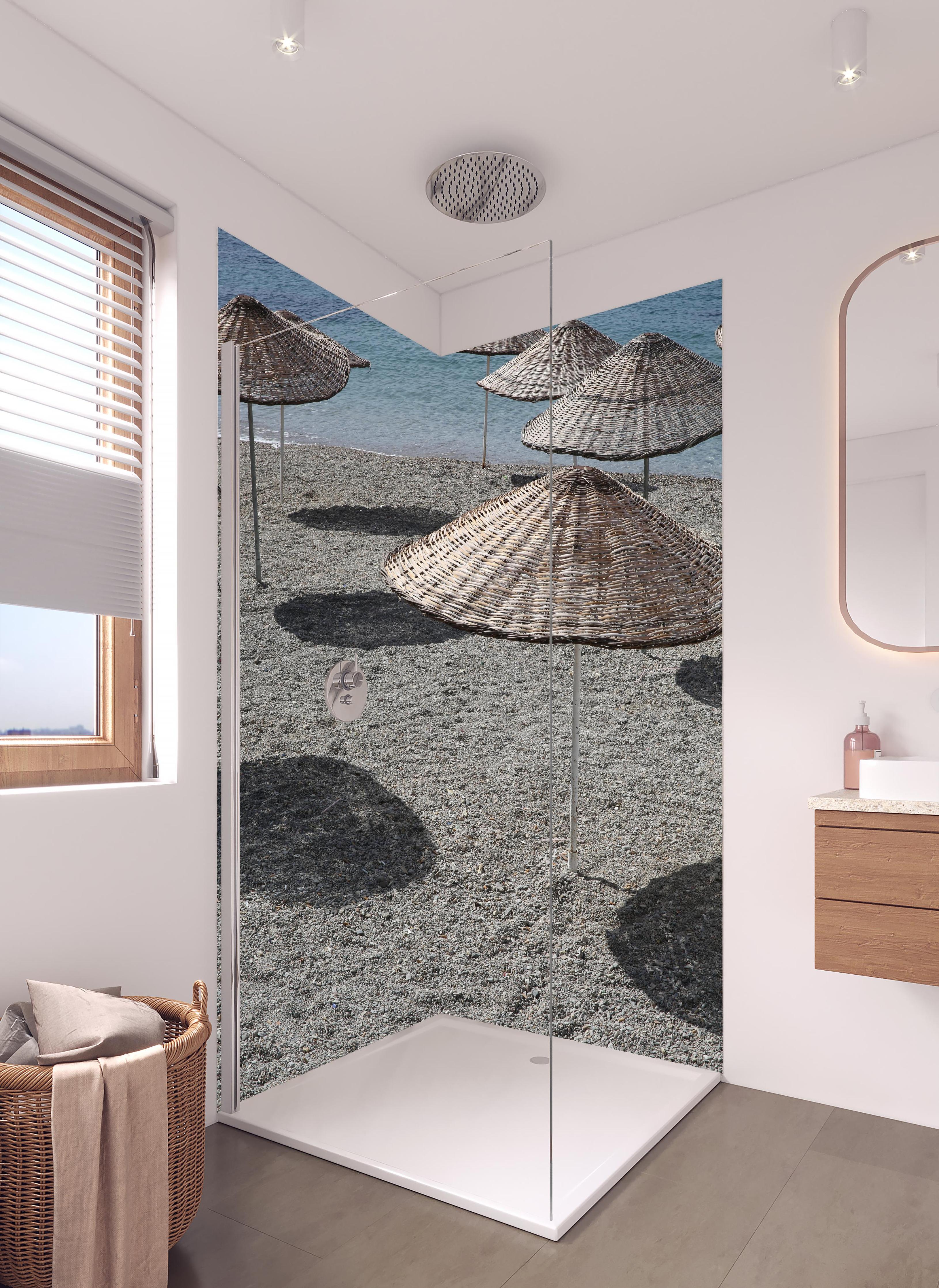 Duschrückwand - Ruhevolle Strandkulisse mit Sonnenschirmen in hellem Badezimmer mit Regenduschkopf - zweiteilige Eck-Duschrückwand