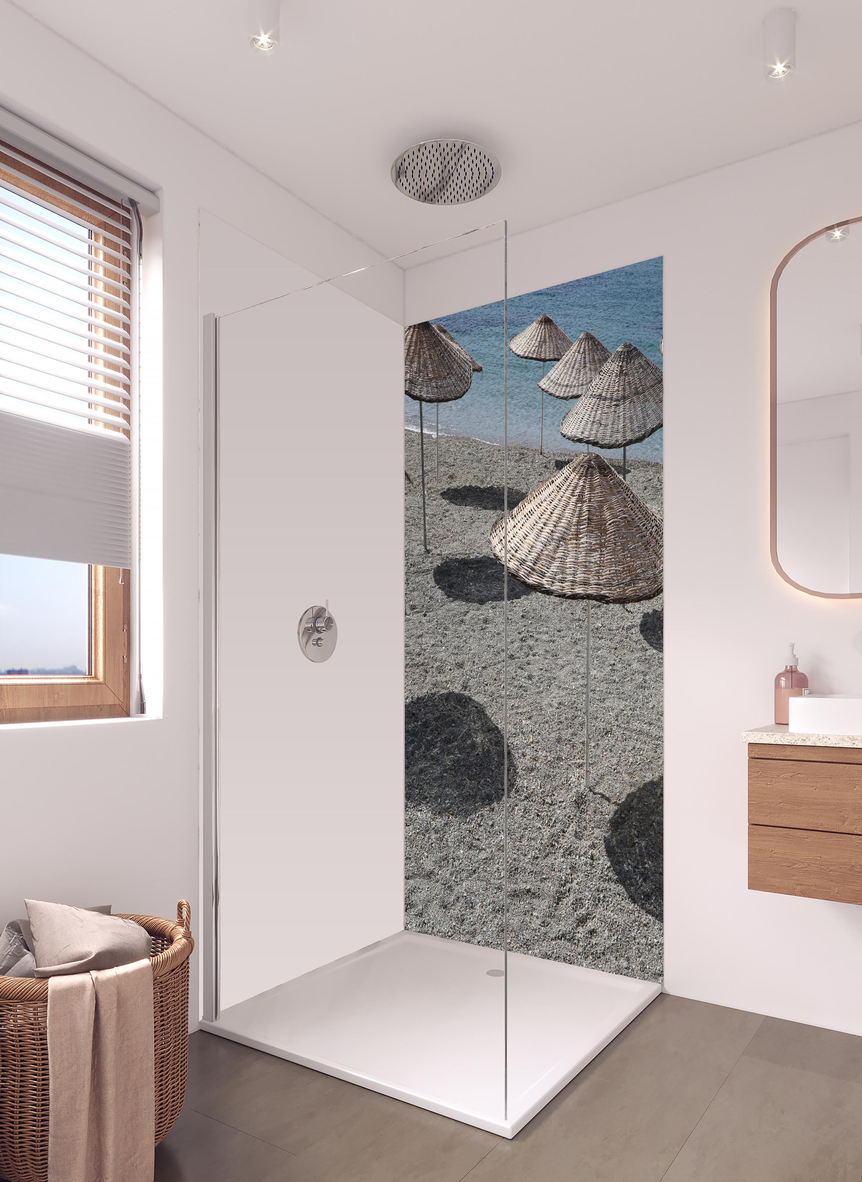 Duschrückwand - Ruhevolle Strandkulisse mit Sonnenschirmen in hellem Badezimmer mit Regenduschkopf - zweiteilige Eck-Duschrückwand