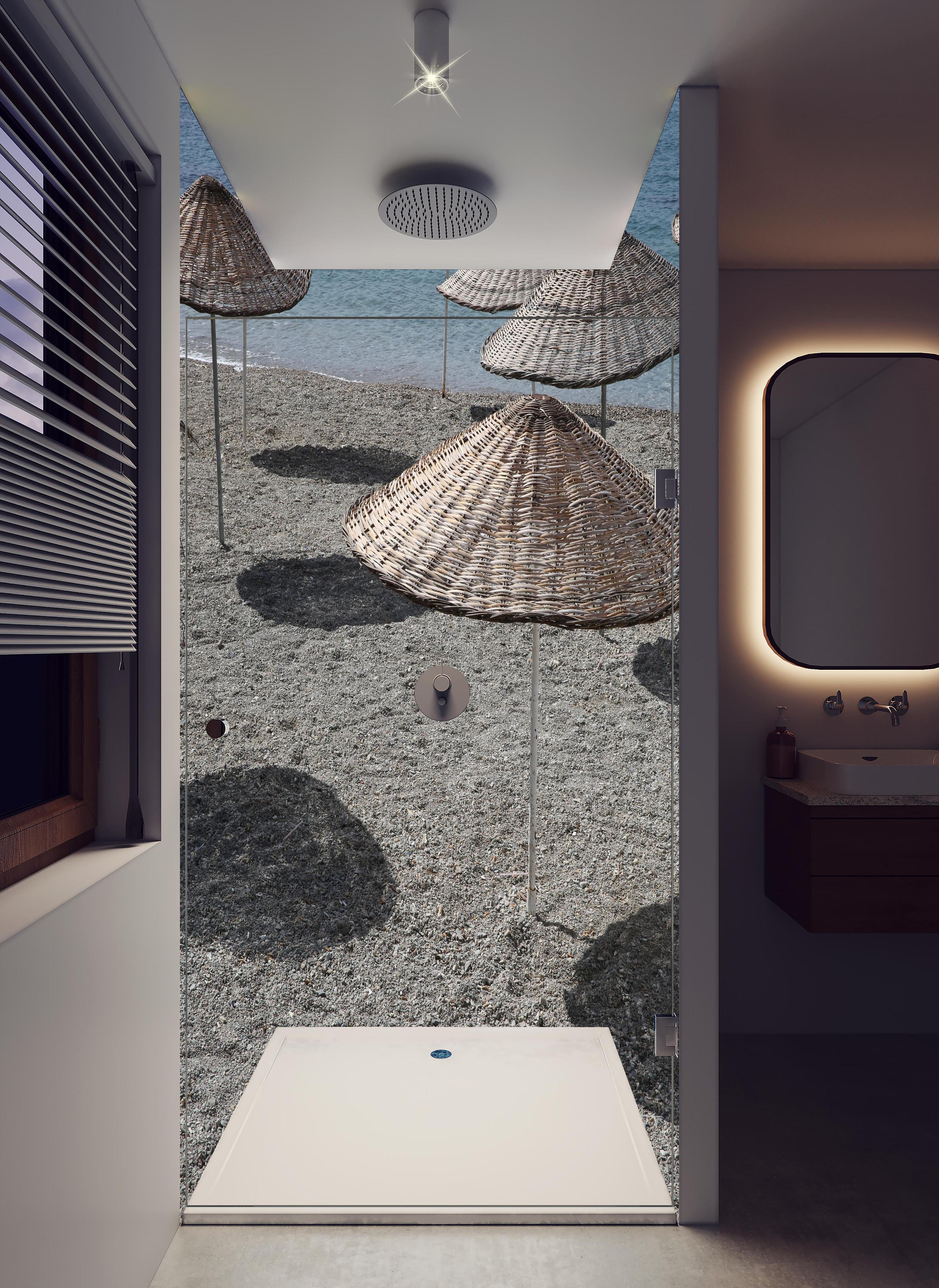 Duschrückwand - Ruhevolle Strandkulisse mit Sonnenschirmen in hellem Badezimmer mit Regenduschkopf - zweiteilige Eck-Duschrückwand