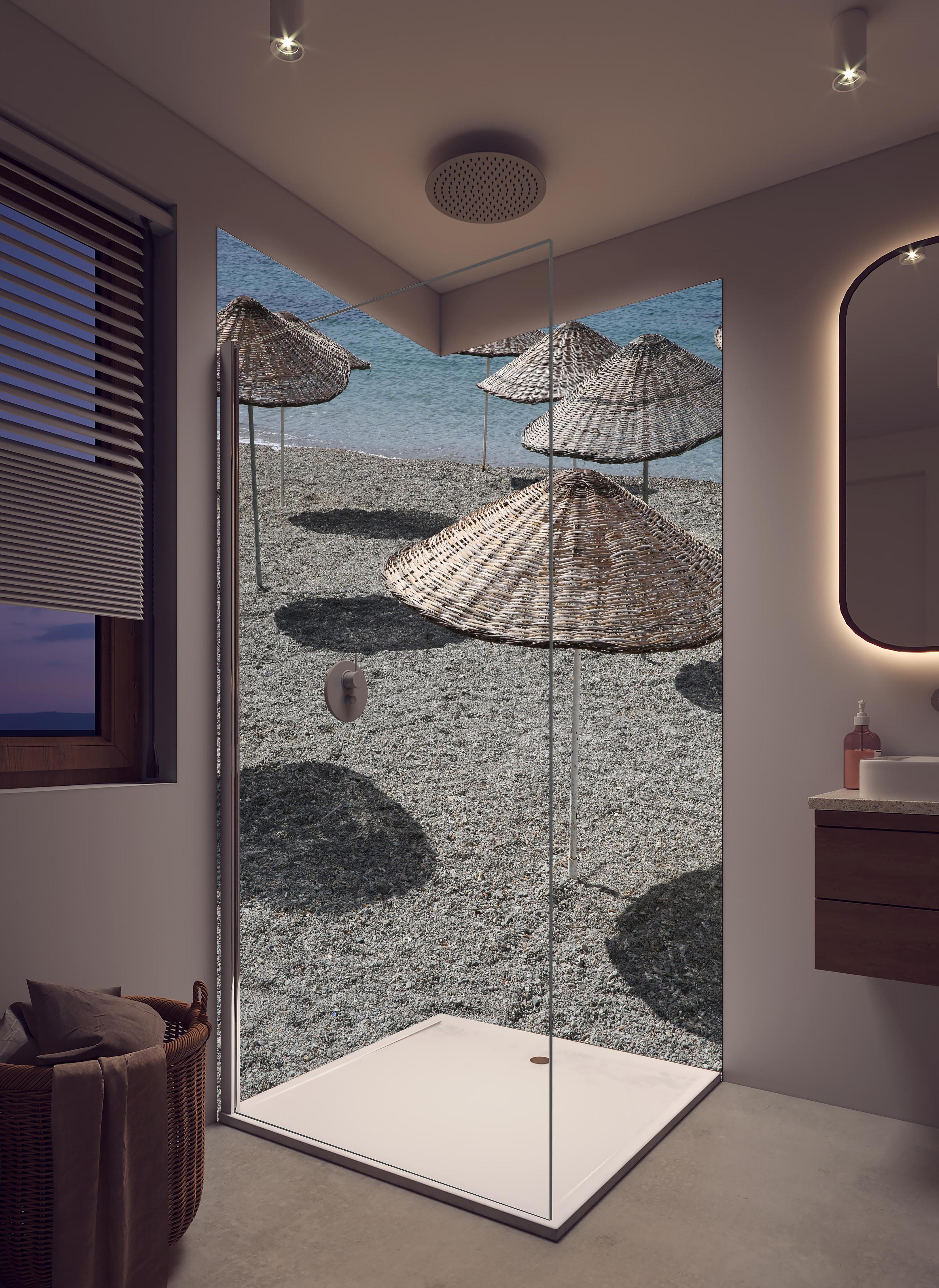 Duschrückwand - Ruhevolle Strandkulisse mit Sonnenschirmen in hellem Badezimmer mit Regenduschkopf - zweiteilige Eck-Duschrückwand