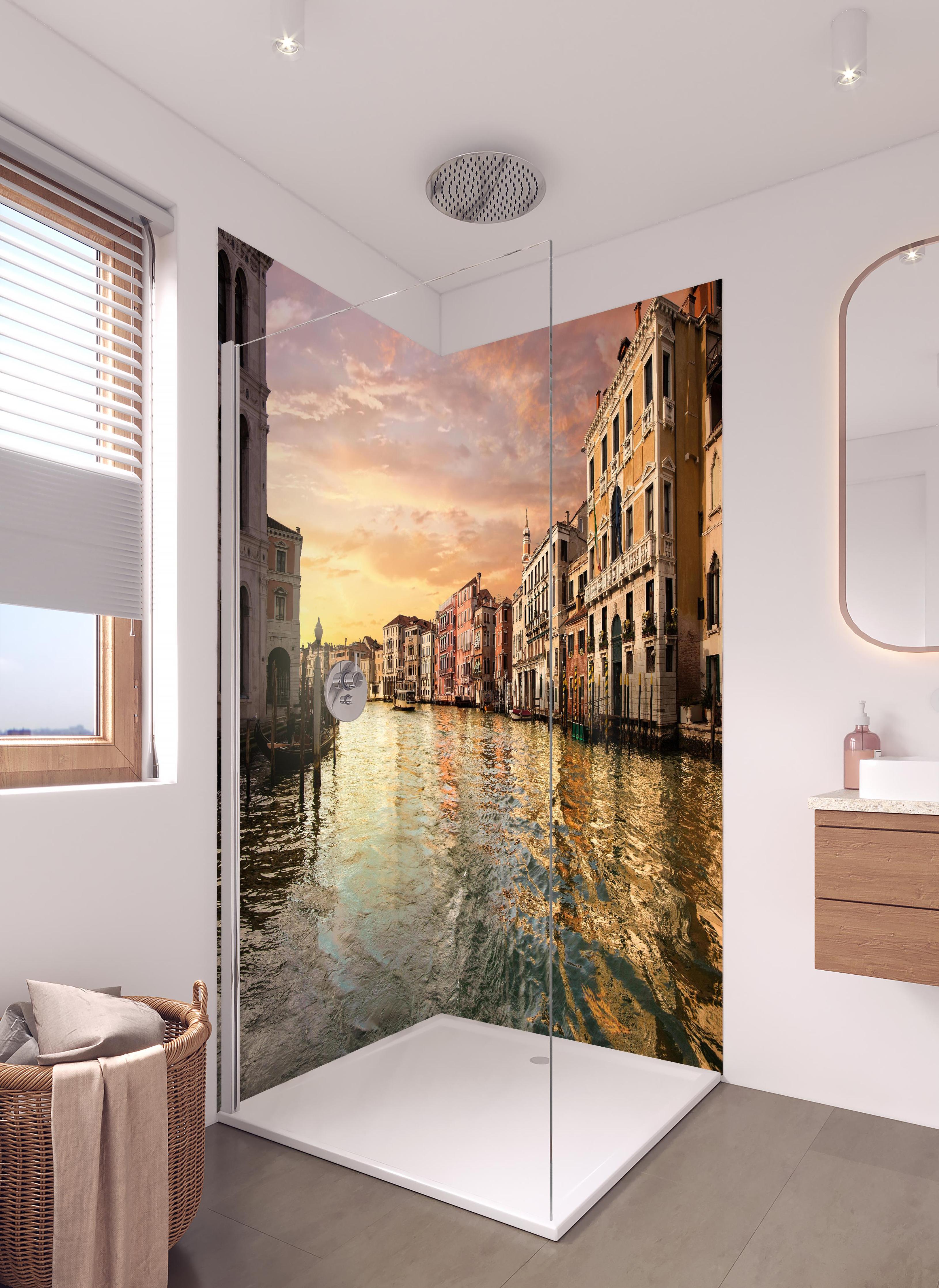 Duschrückwand - Ruhiger Canale Grande am Abend in hellem Badezimmer mit Regenduschkopf - zweiteilige Eck-Duschrückwand