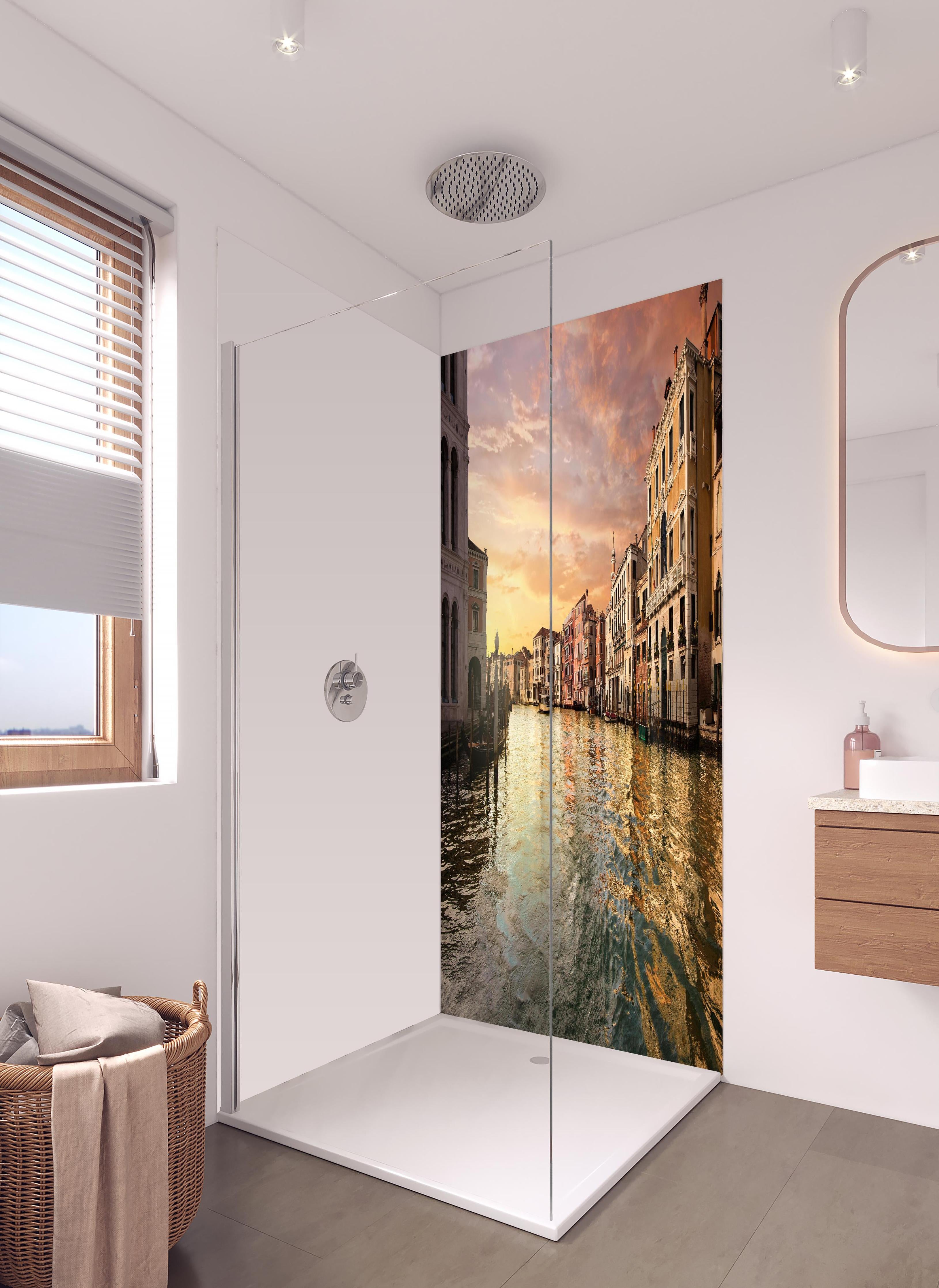 Duschrückwand - Ruhiger Canale Grande am Abend in hellem Badezimmer mit Regenduschkopf - zweiteilige Eck-Duschrückwand