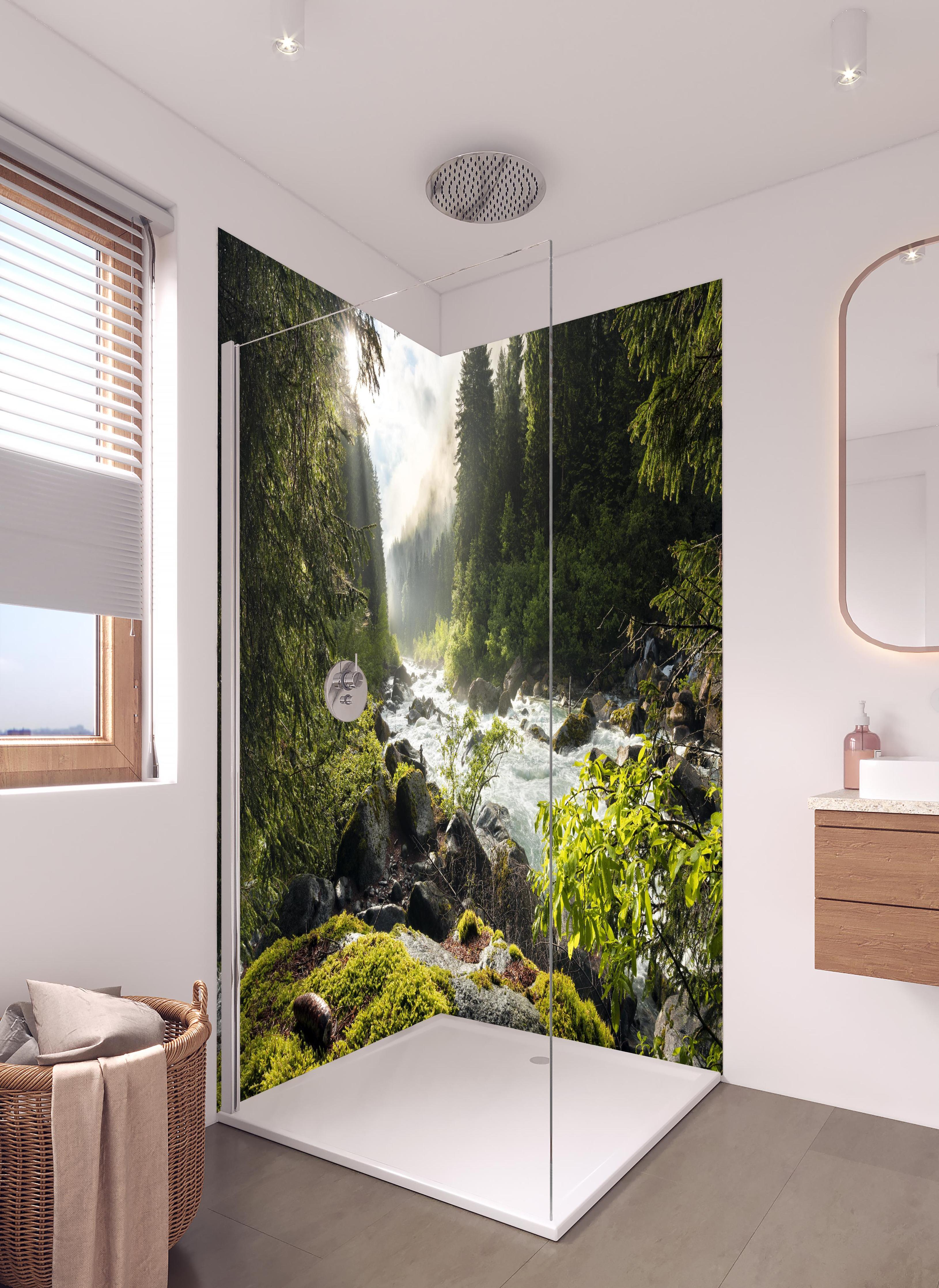 Duschrückwand - Ruhiger Fluss mitten im Wald in hellem Badezimmer mit Regenduschkopf - zweiteilige Eck-Duschrückwand