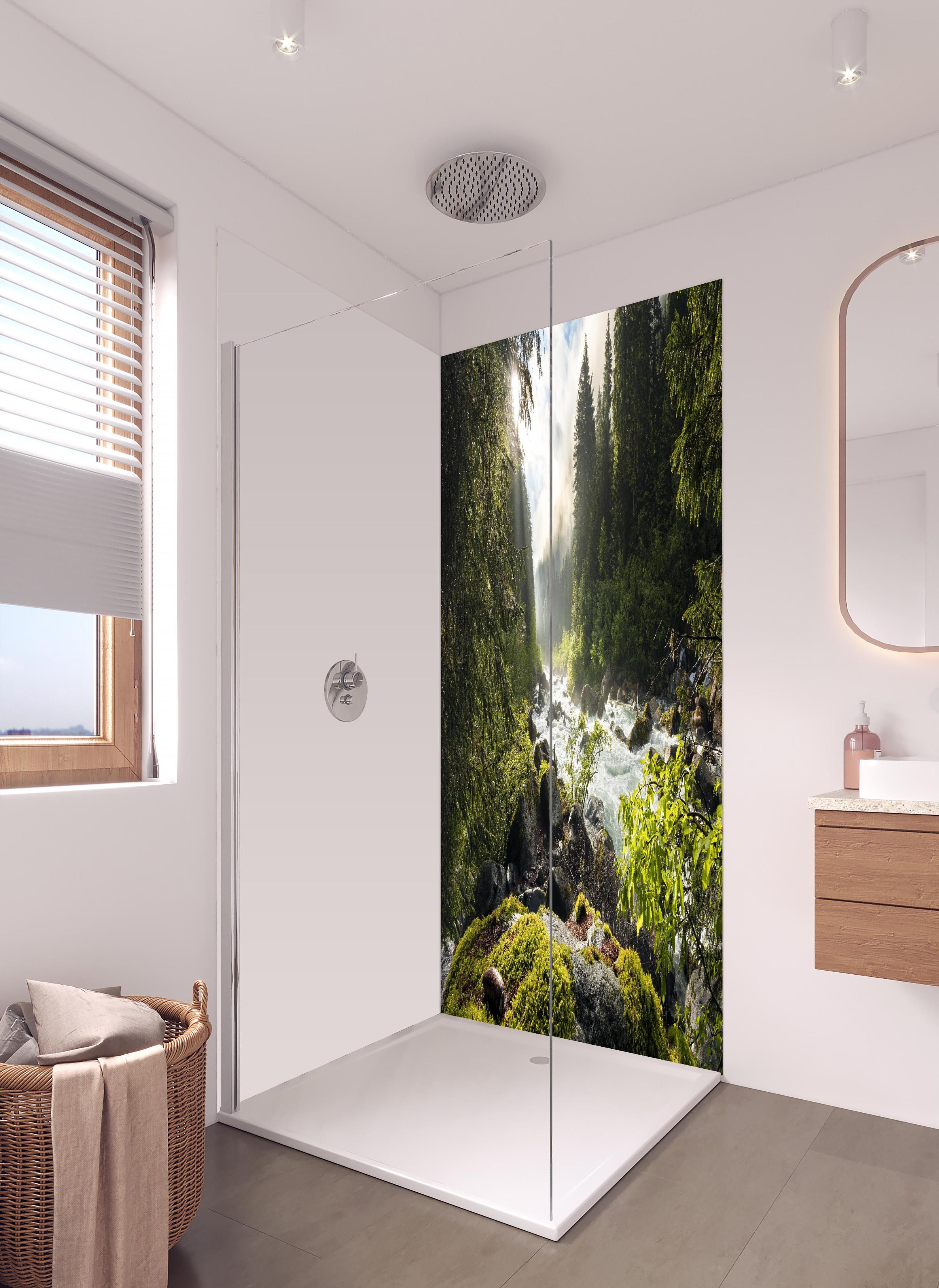 Duschrückwand - Ruhiger Fluss mitten im Wald in hellem Badezimmer mit Regenduschkopf - zweiteilige Eck-Duschrückwand