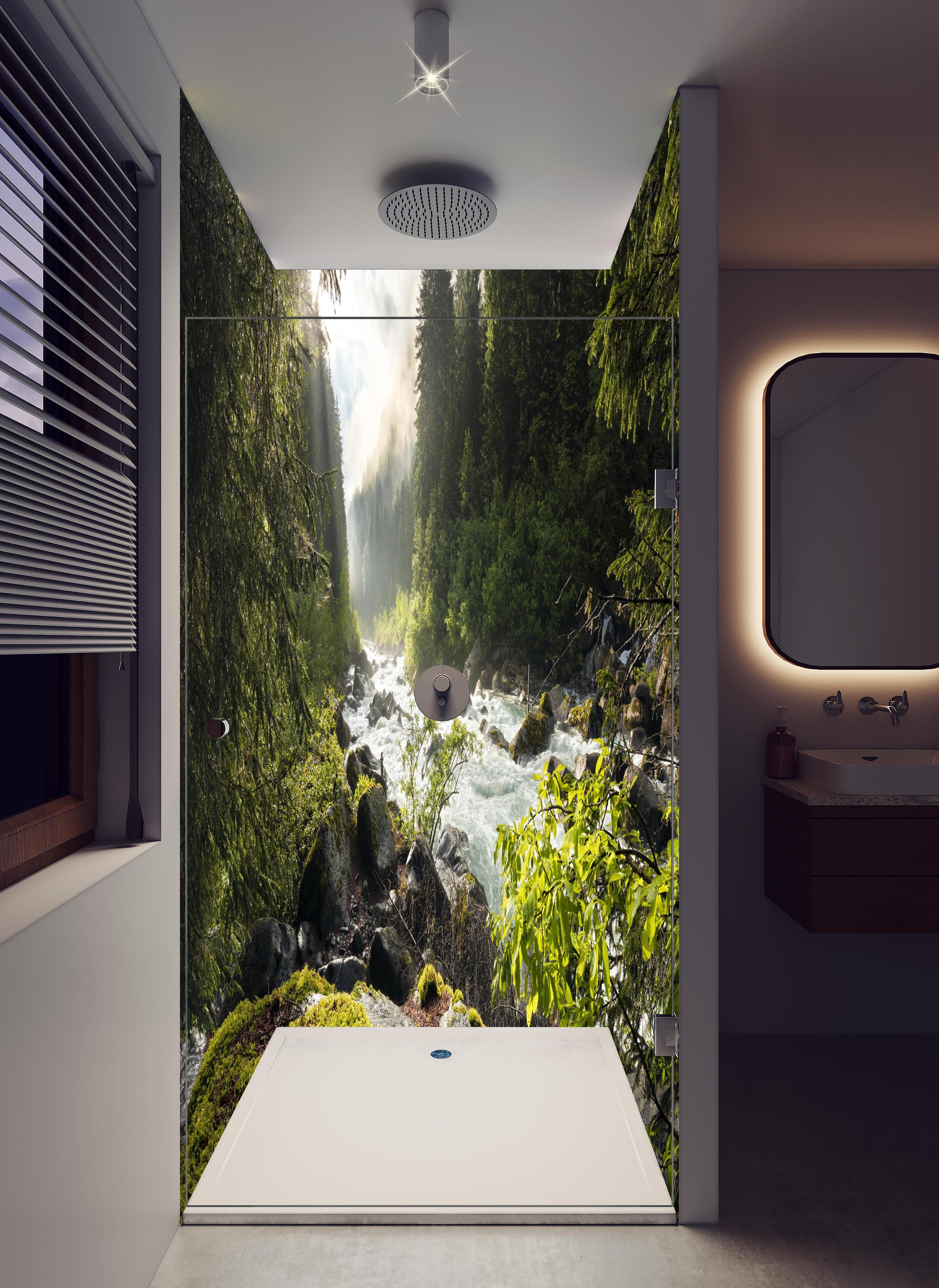 Duschrückwand - Ruhiger Fluss mitten im Wald in hellem Badezimmer mit Regenduschkopf - zweiteilige Eck-Duschrückwand