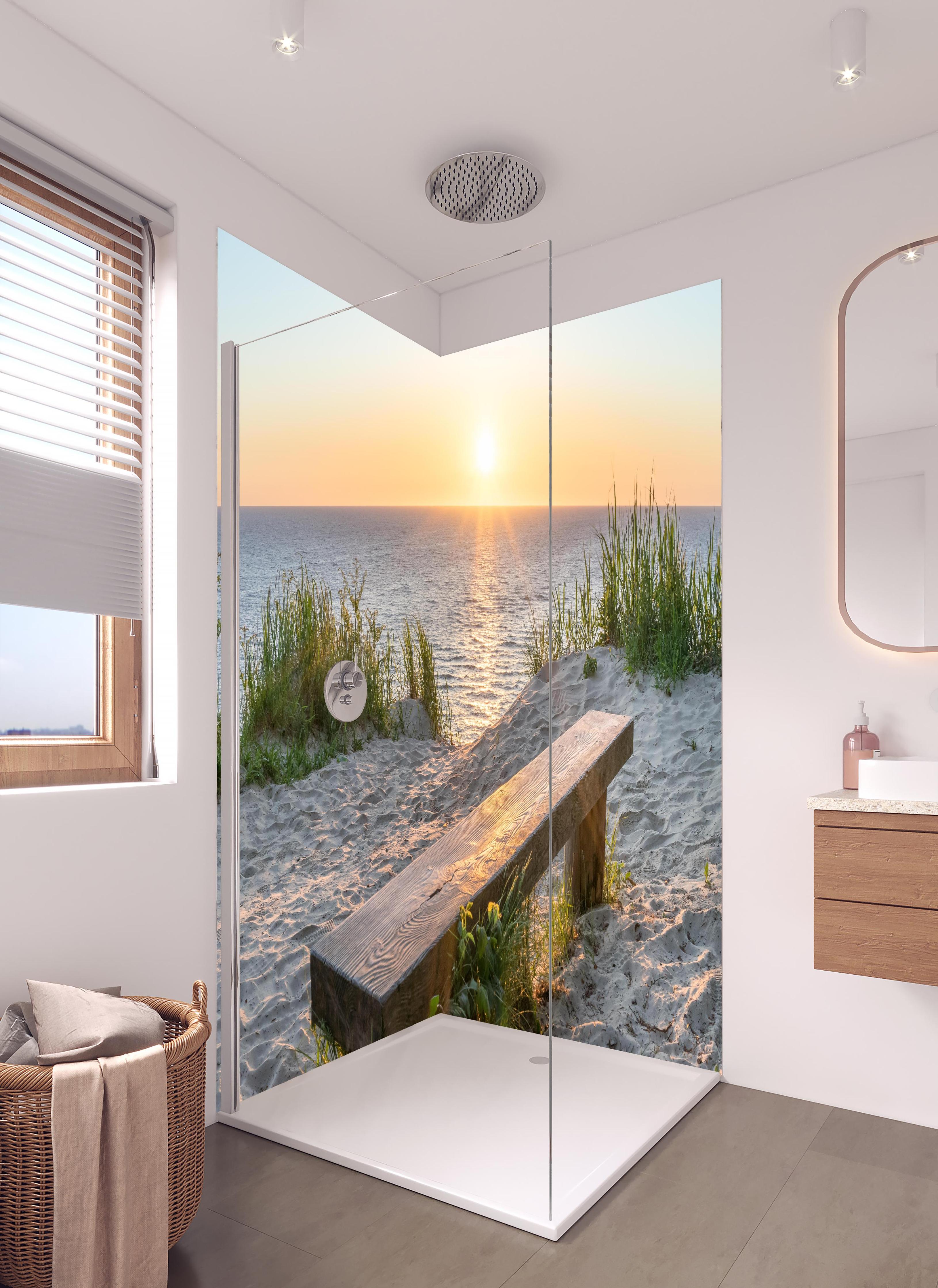Duschrückwand - Ruhiger Sonnenuntergang - Ostsee in hellem Badezimmer mit Regenduschkopf - zweiteilige Eck-Duschrückwand
