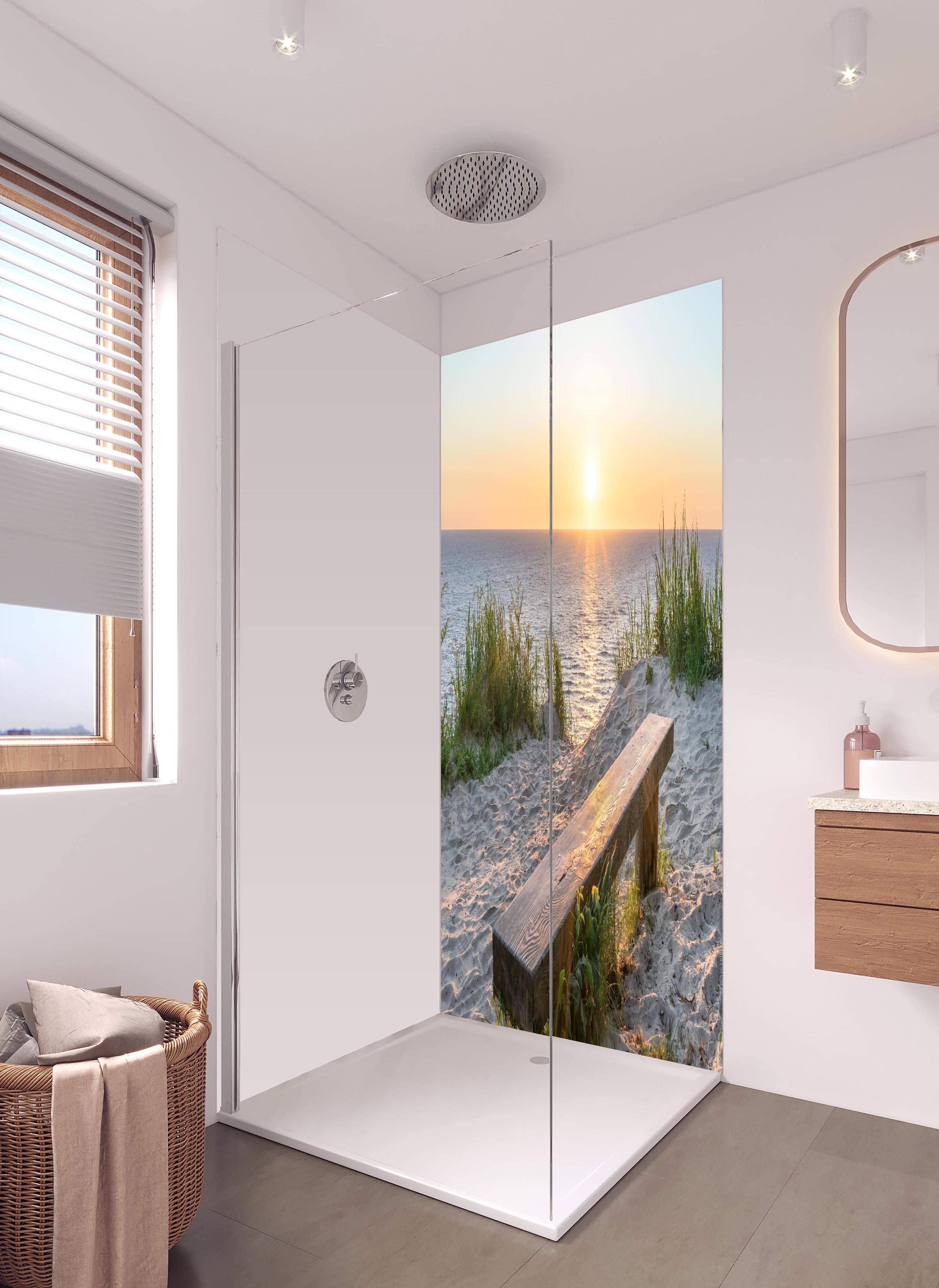 Duschrückwand - Ruhiger Sonnenuntergang - Ostsee in hellem Badezimmer mit Regenduschkopf - zweiteilige Eck-Duschrückwand