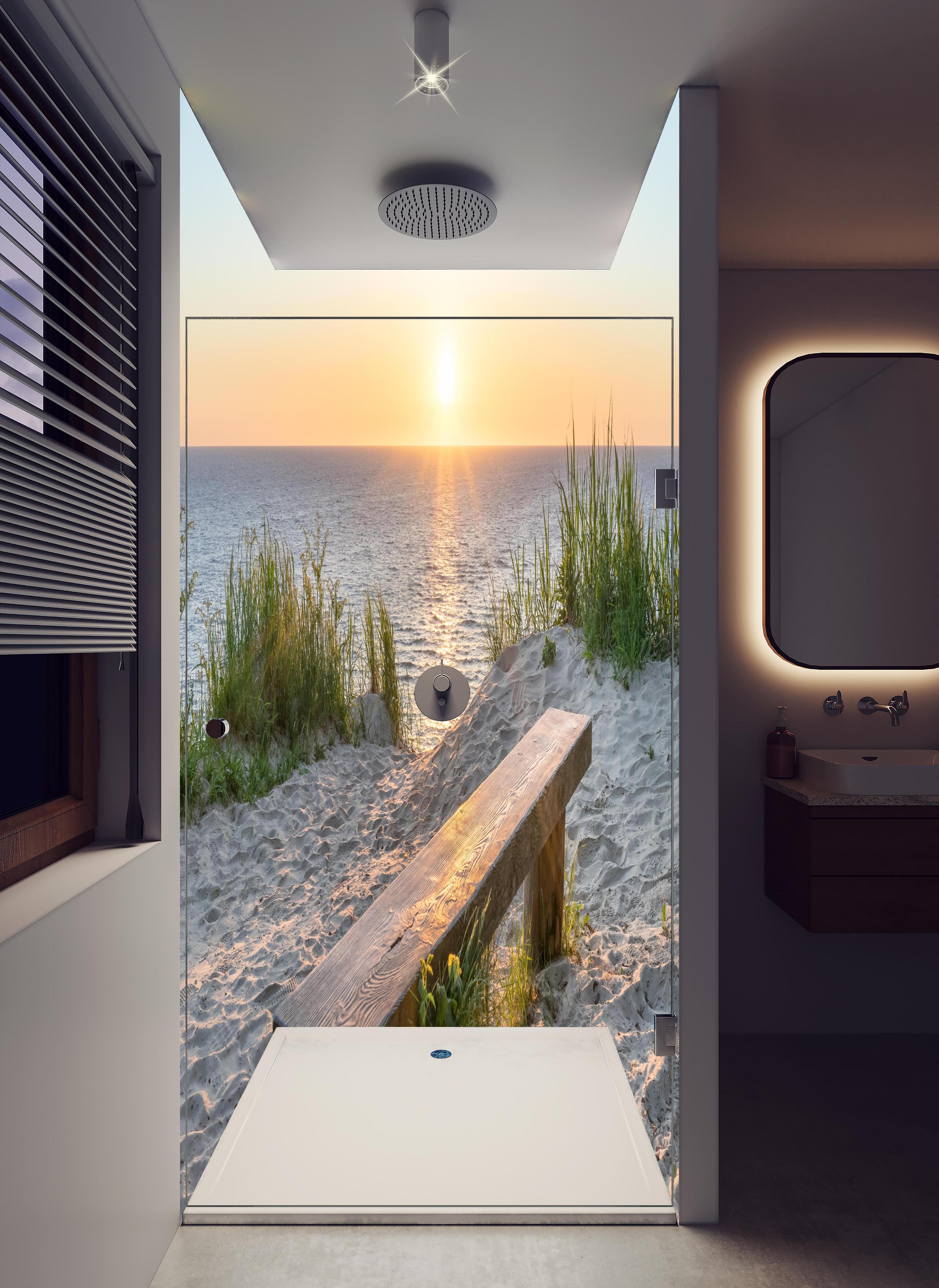 Duschrückwand - Ruhiger Sonnenuntergang - Ostsee in hellem Badezimmer mit Regenduschkopf - zweiteilige Eck-Duschrückwand