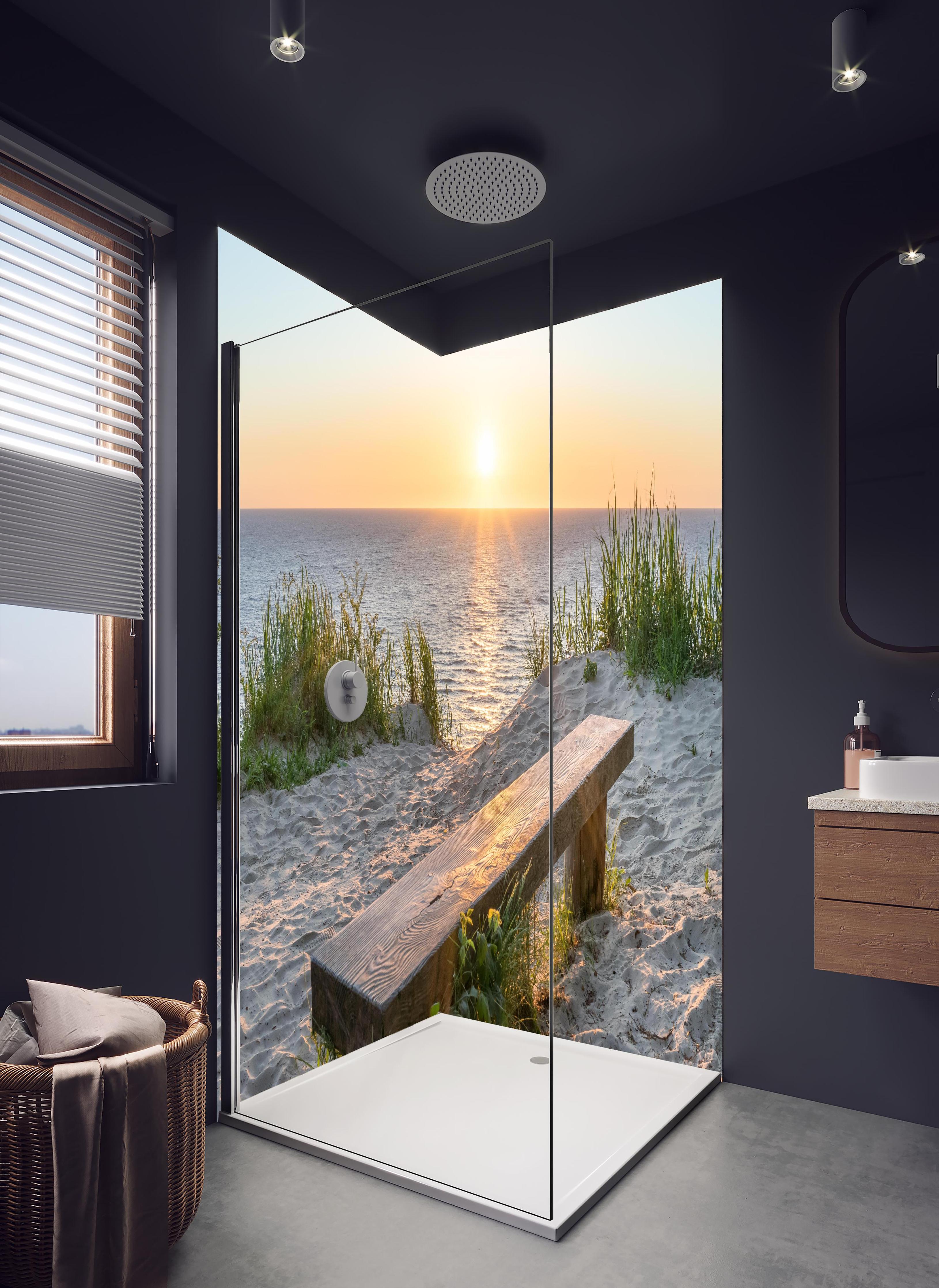 Duschrückwand - Ruhiger Sonnenuntergang - Ostsee in hellem Badezimmer mit Regenduschkopf - zweiteilige Eck-Duschrückwand