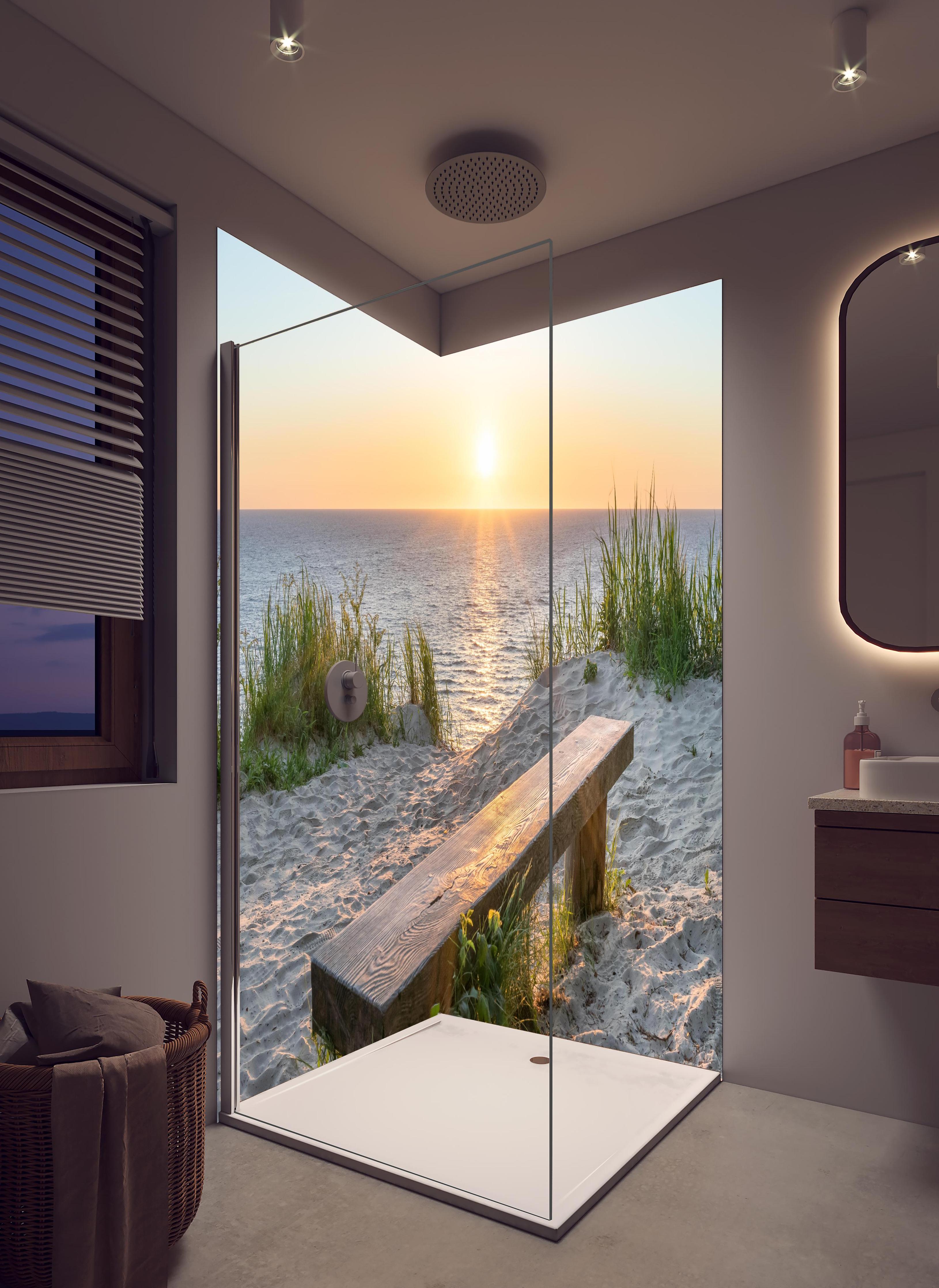 Duschrückwand - Ruhiger Sonnenuntergang - Ostsee in hellem Badezimmer mit Regenduschkopf - zweiteilige Eck-Duschrückwand