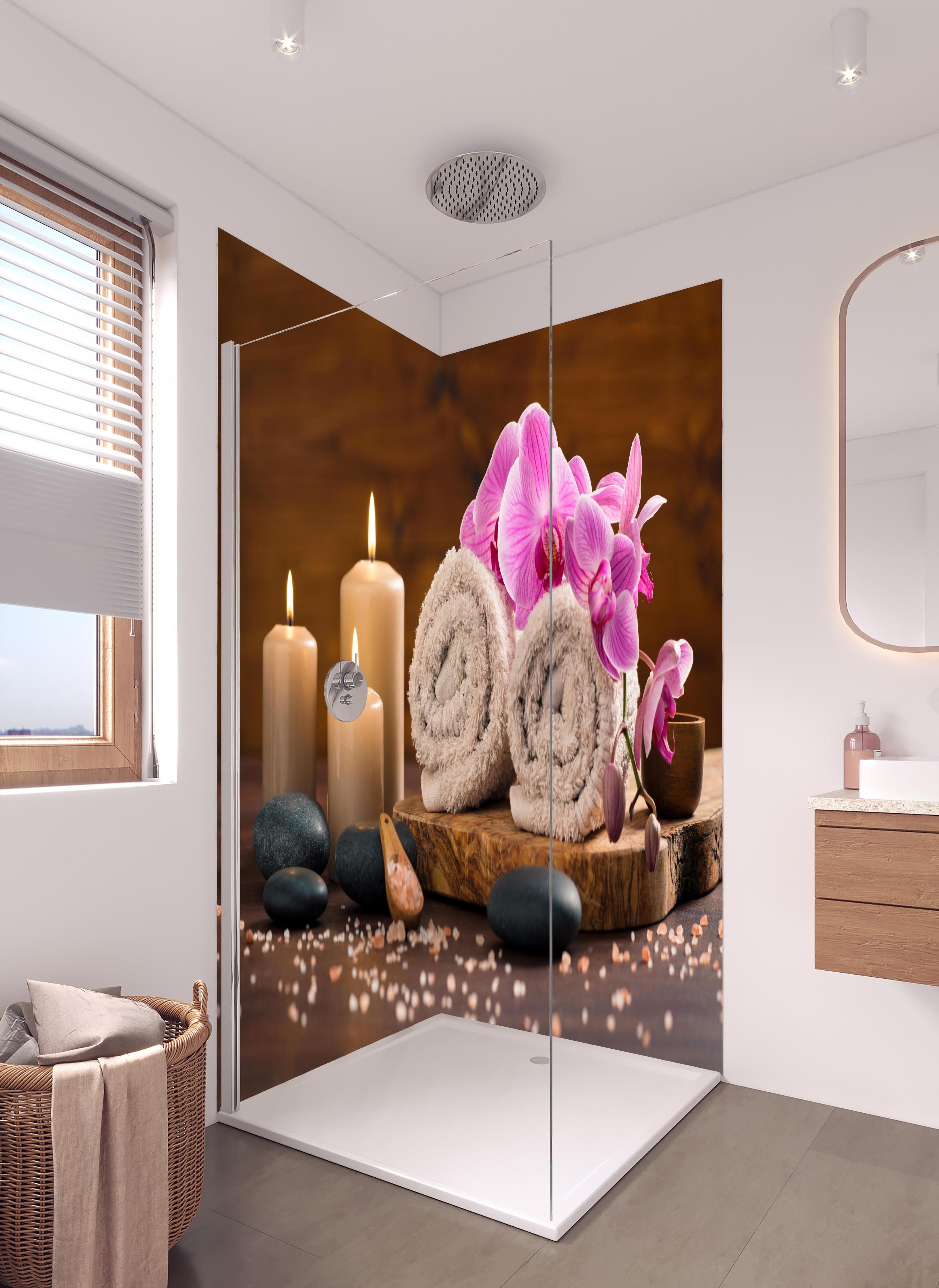 Duschrückwand - Ruhiger Spa- und Wellnessbereich in hellem Badezimmer mit Regenduschkopf - zweiteilige Eck-Duschrückwand
