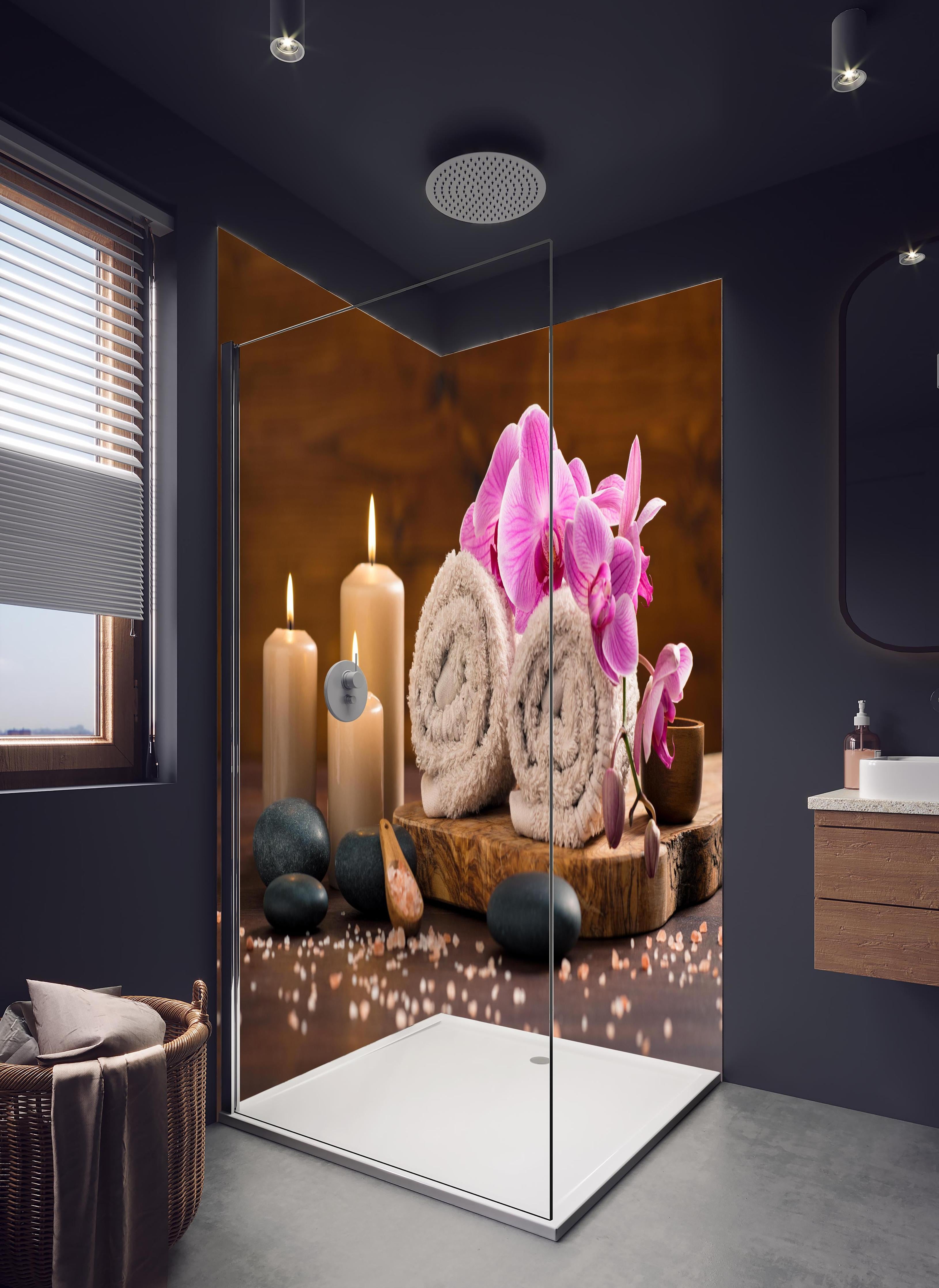 Duschrückwand - Ruhiger Spa- und Wellnessbereich in hellem Badezimmer mit Regenduschkopf - zweiteilige Eck-Duschrückwand