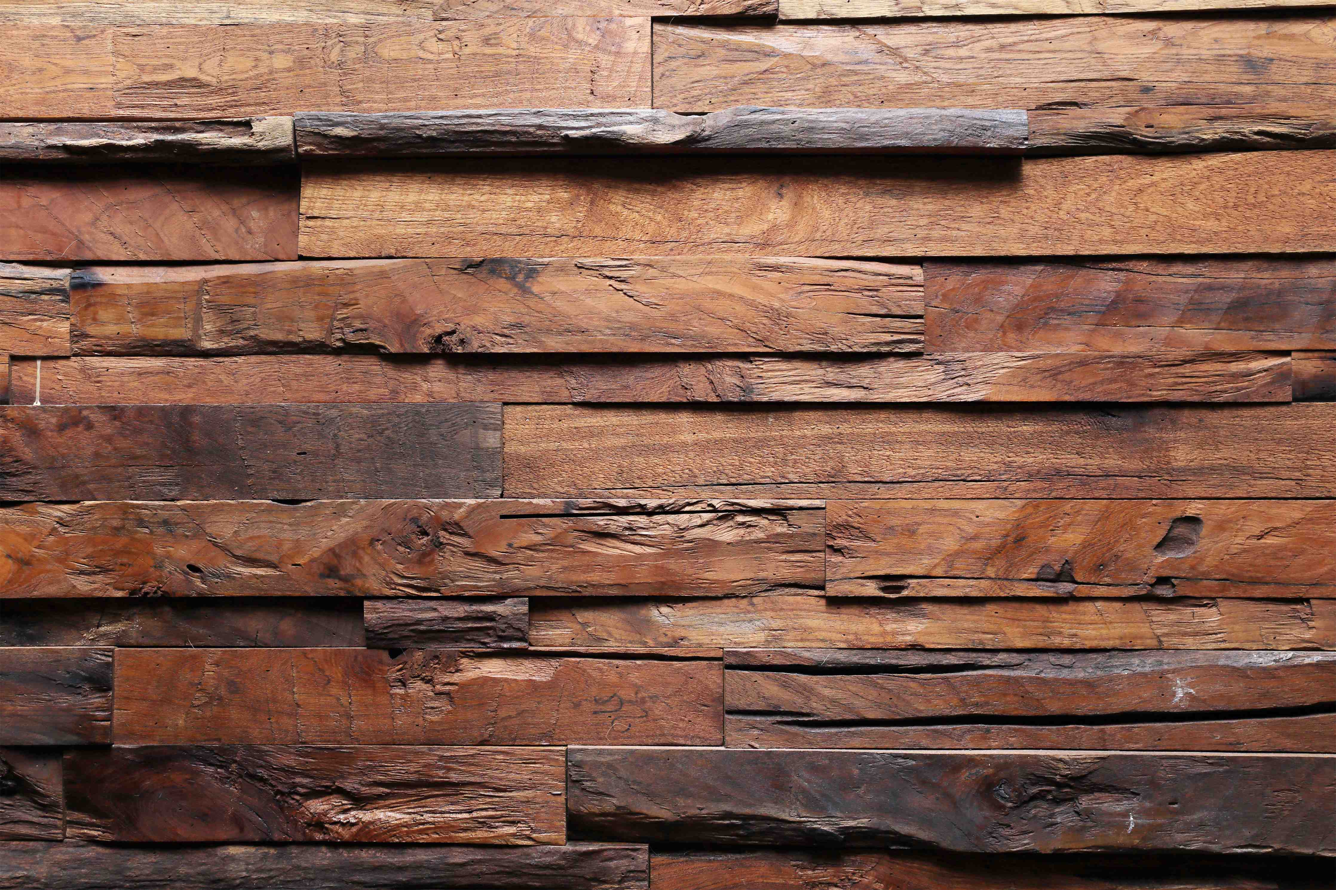 Duschrückwand-Rustikale Holzvertäfelung mit warmem Braunton