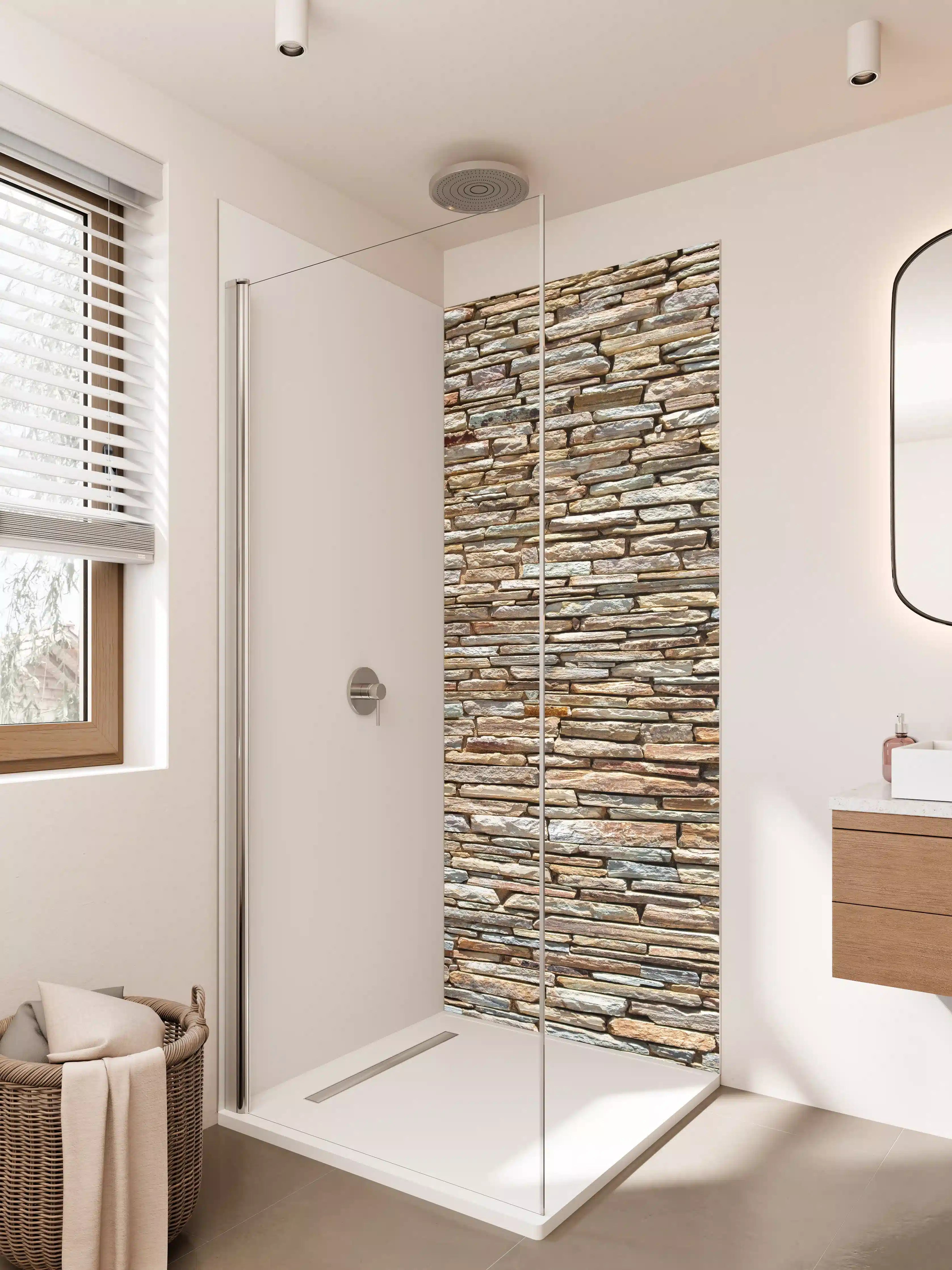 Duschrückwand - Rustikale Natursteinmauer in Brauntönen