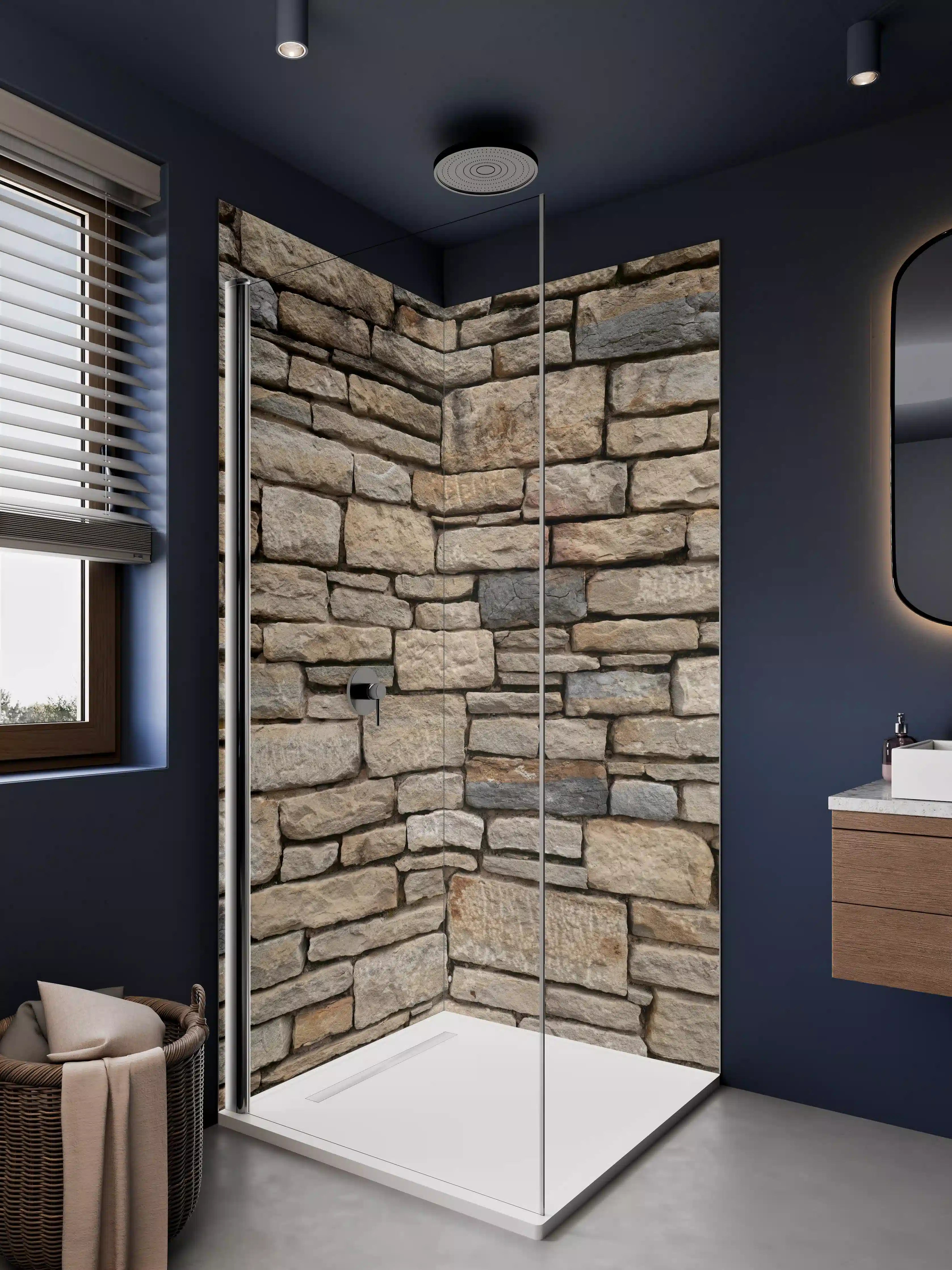 Duschrückwand - Rustikale Steinsicht mit natürlicher Textur