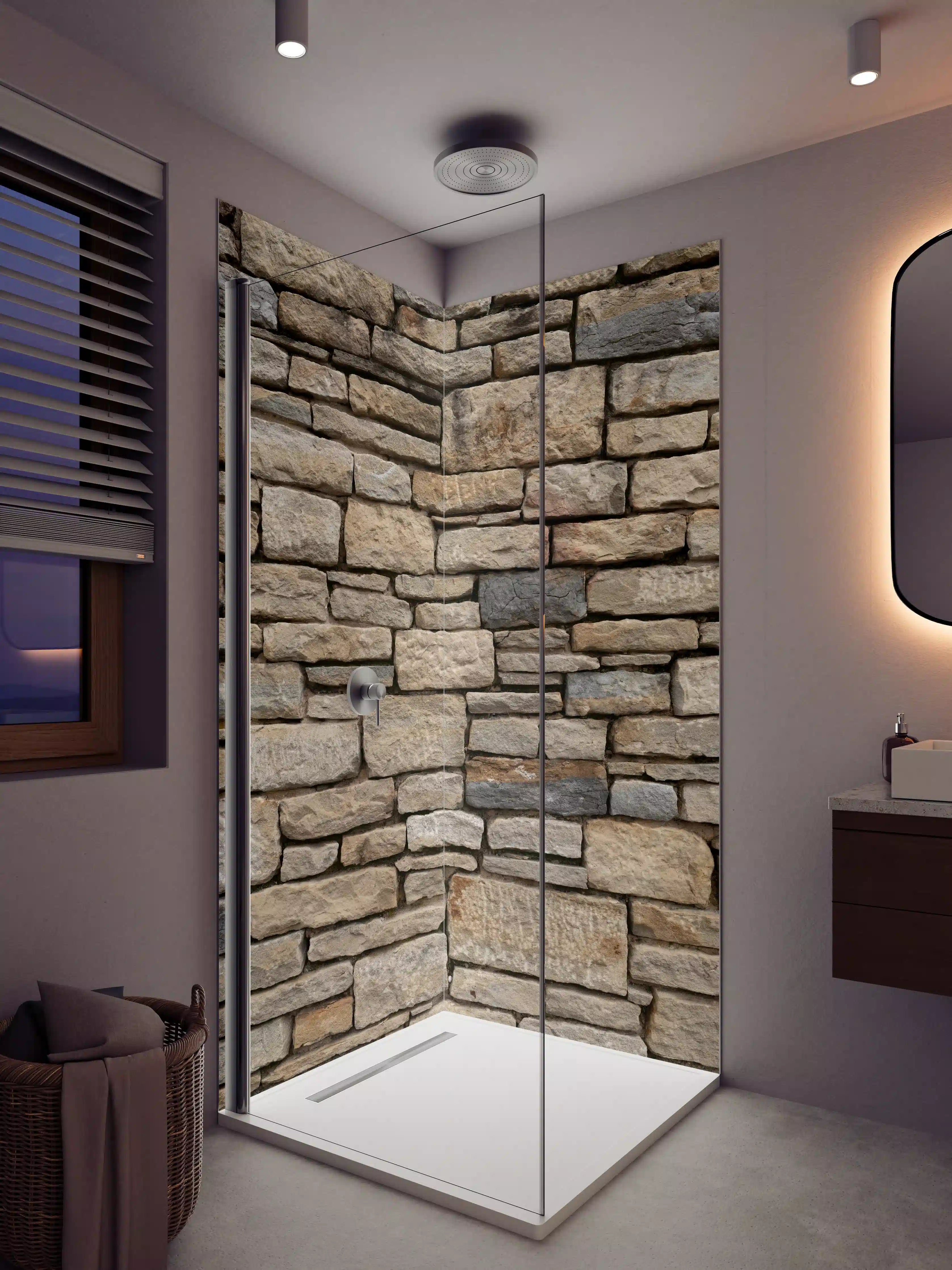 Duschrückwand - Rustikale Steinsicht mit natürlicher Textur