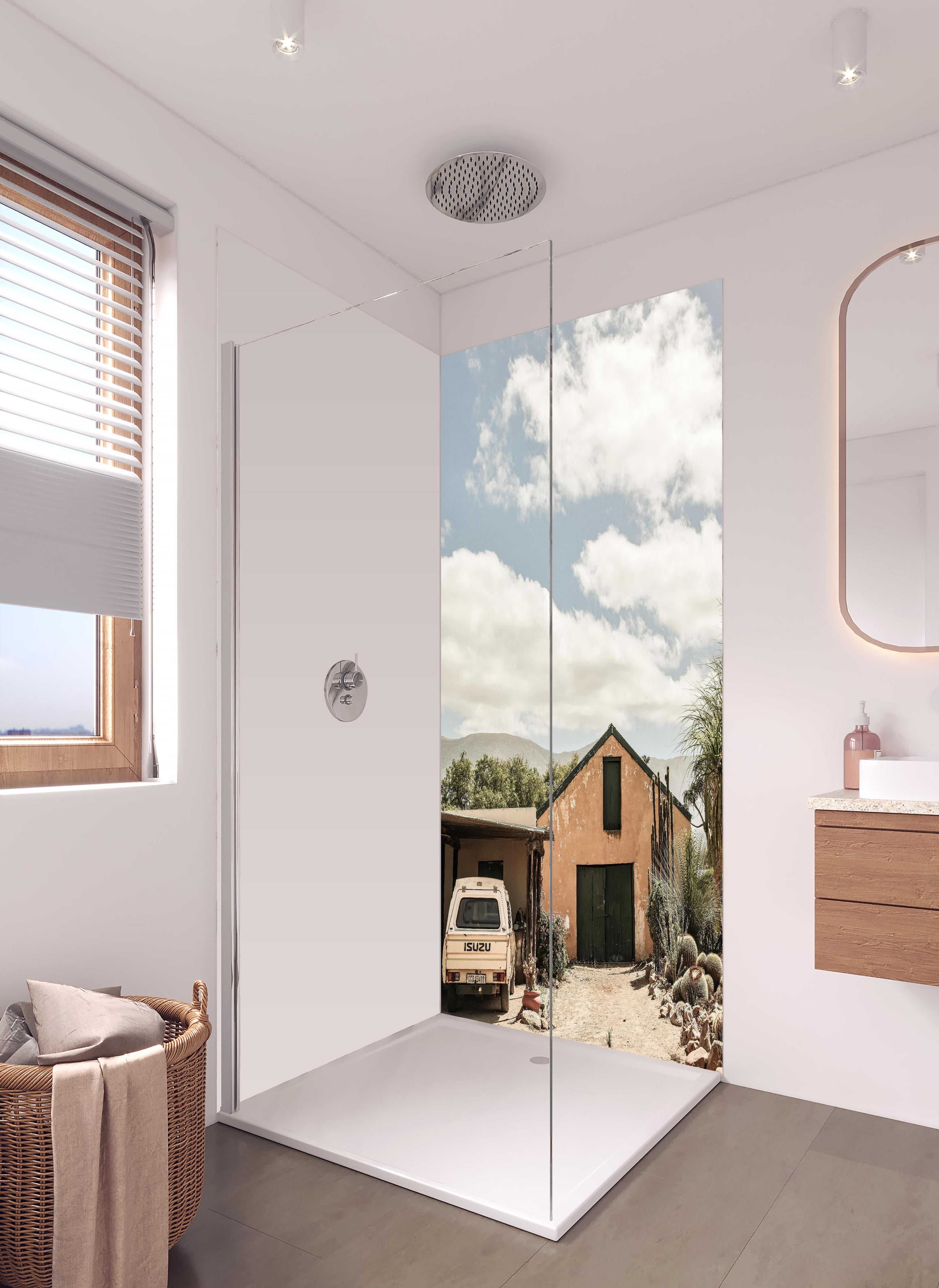 Duschrückwand - Rustikales Farmhaus Karoo in Ocker-Gelbtönen in hellem Badezimmer mit Regenduschkopf - zweiteilige Eck-Duschrückwand