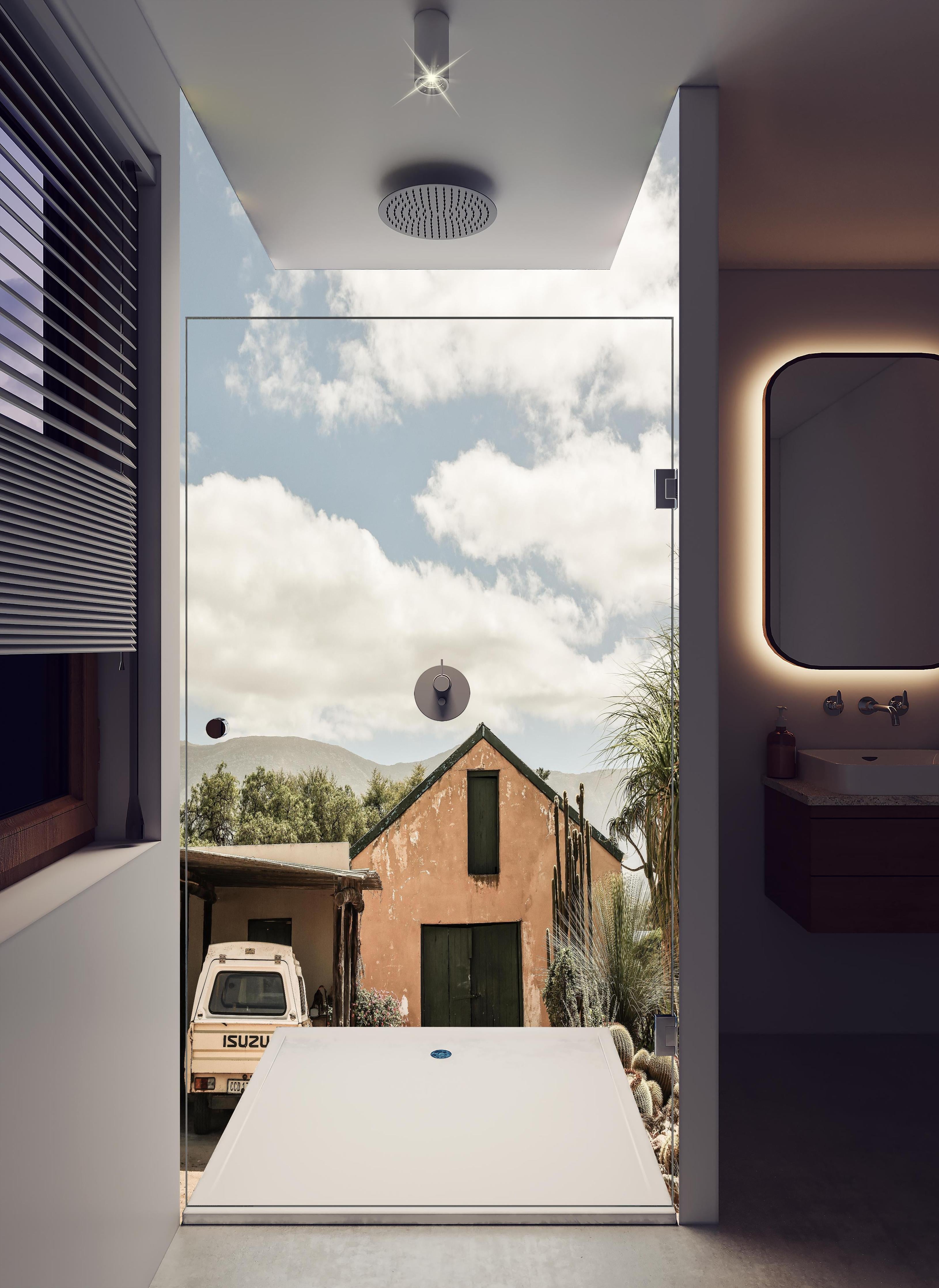 Duschrückwand - Rustikales Farmhaus Karoo in Ocker-Gelbtönen in hellem Badezimmer mit Regenduschkopf - zweiteilige Eck-Duschrückwand