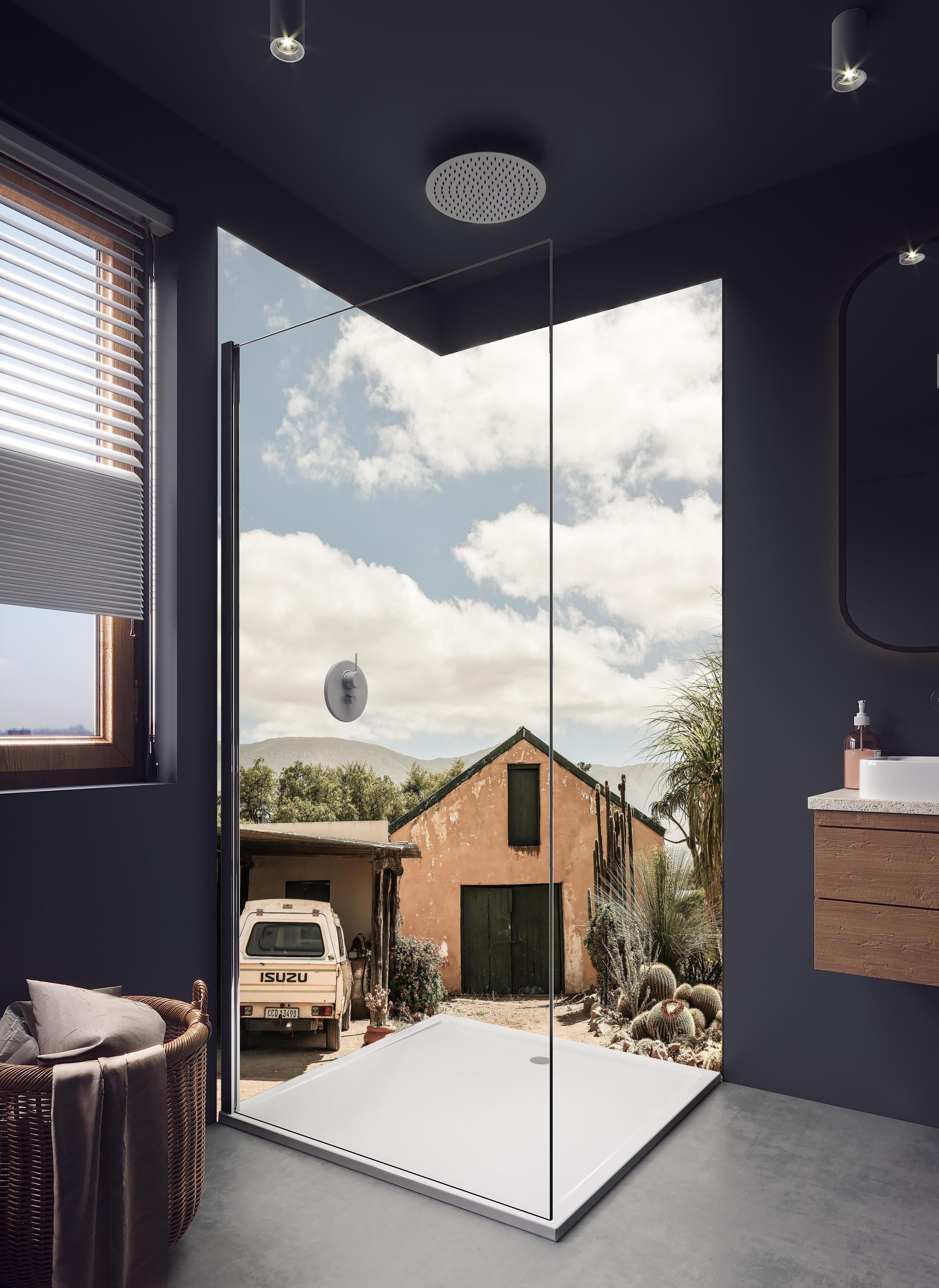 Duschrückwand - Rustikales Farmhaus Karoo in Ocker-Gelbtönen in hellem Badezimmer mit Regenduschkopf - zweiteilige Eck-Duschrückwand