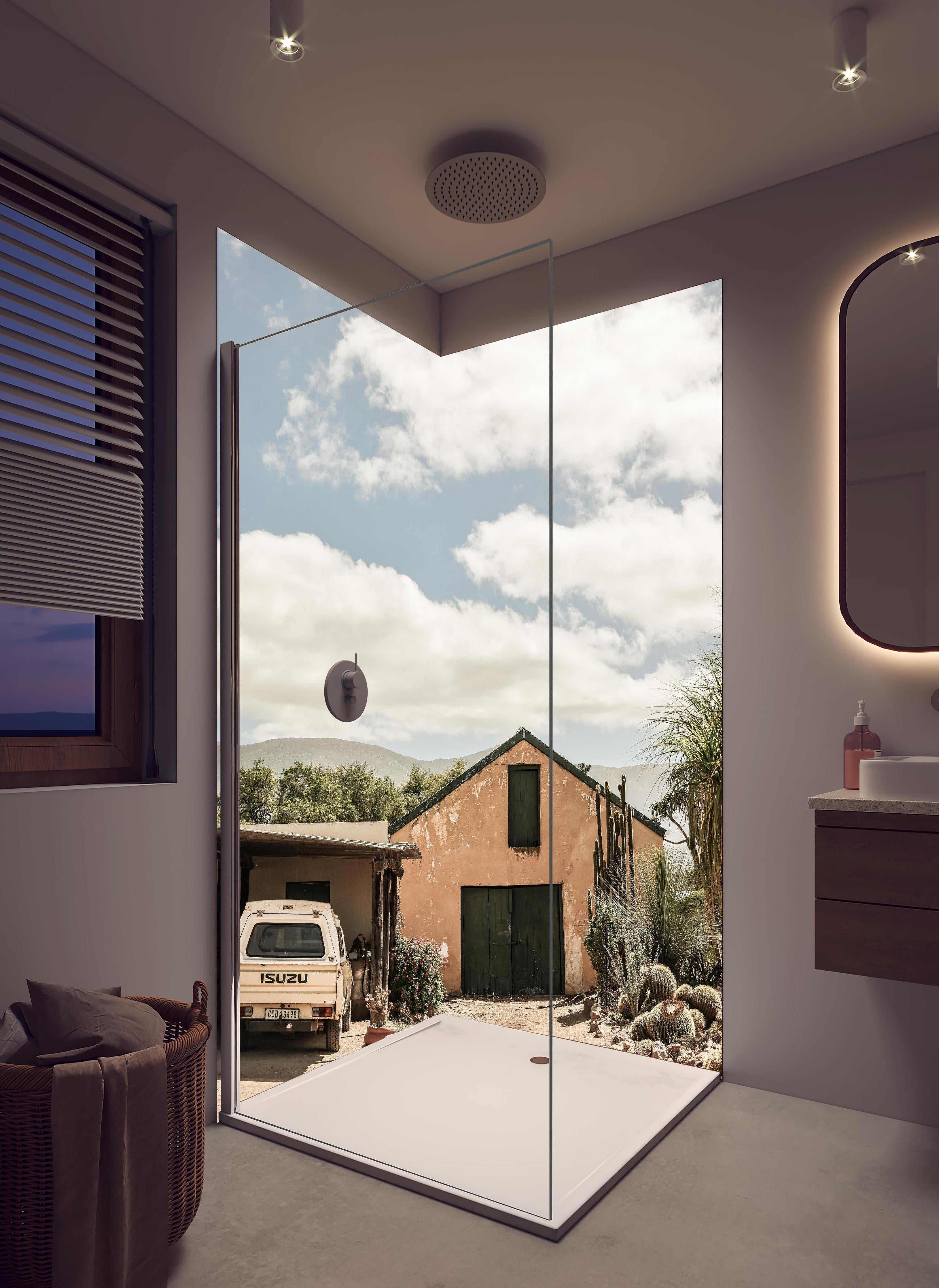 Duschrückwand - Rustikales Farmhaus Karoo in Ocker-Gelbtönen in hellem Badezimmer mit Regenduschkopf - zweiteilige Eck-Duschrückwand