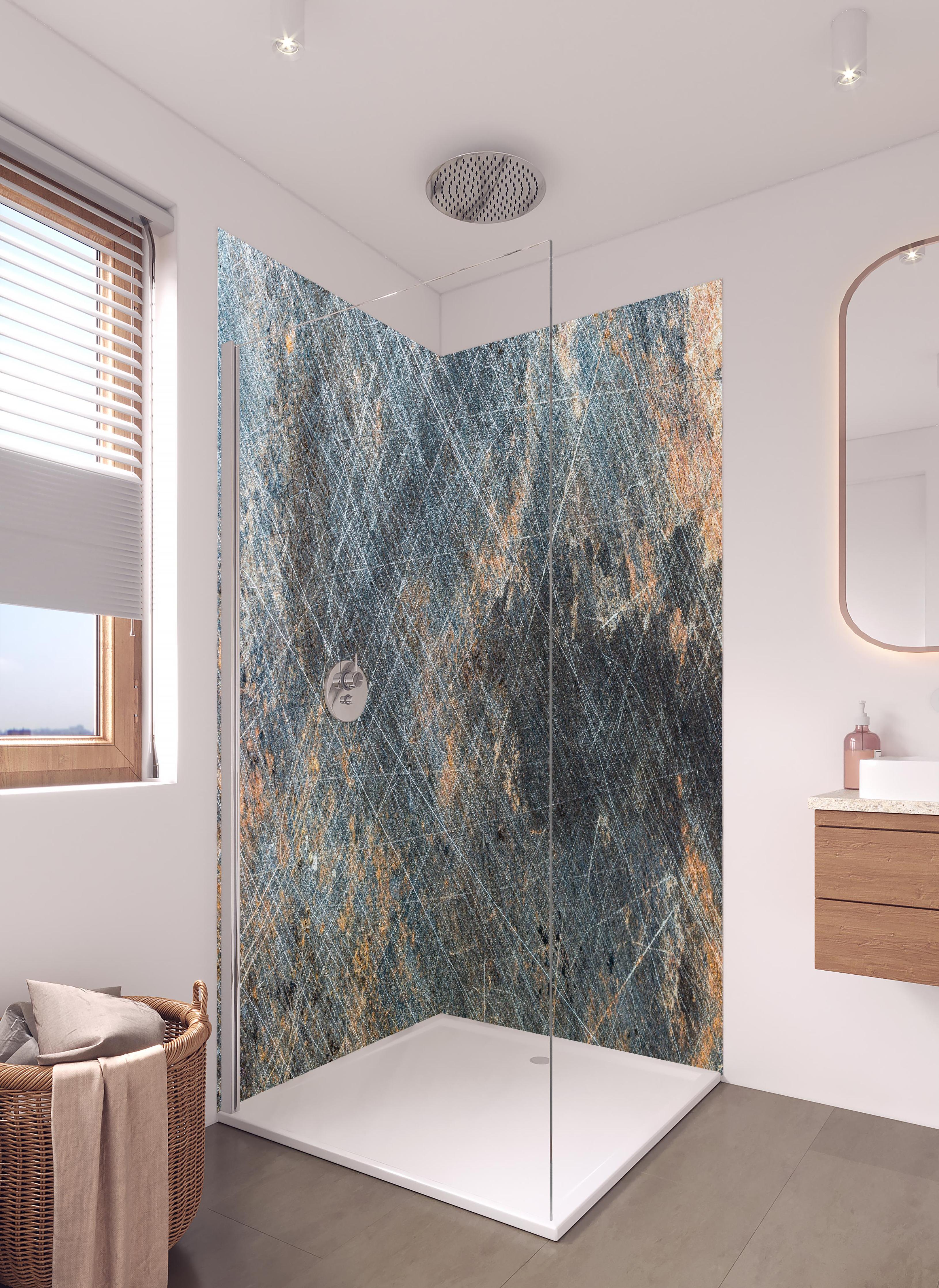 Duschrückwand - Rustikales zerkratztes Metall in hellem Badezimmer mit Regenduschkopf - zweiteilige Eck-Duschrückwand