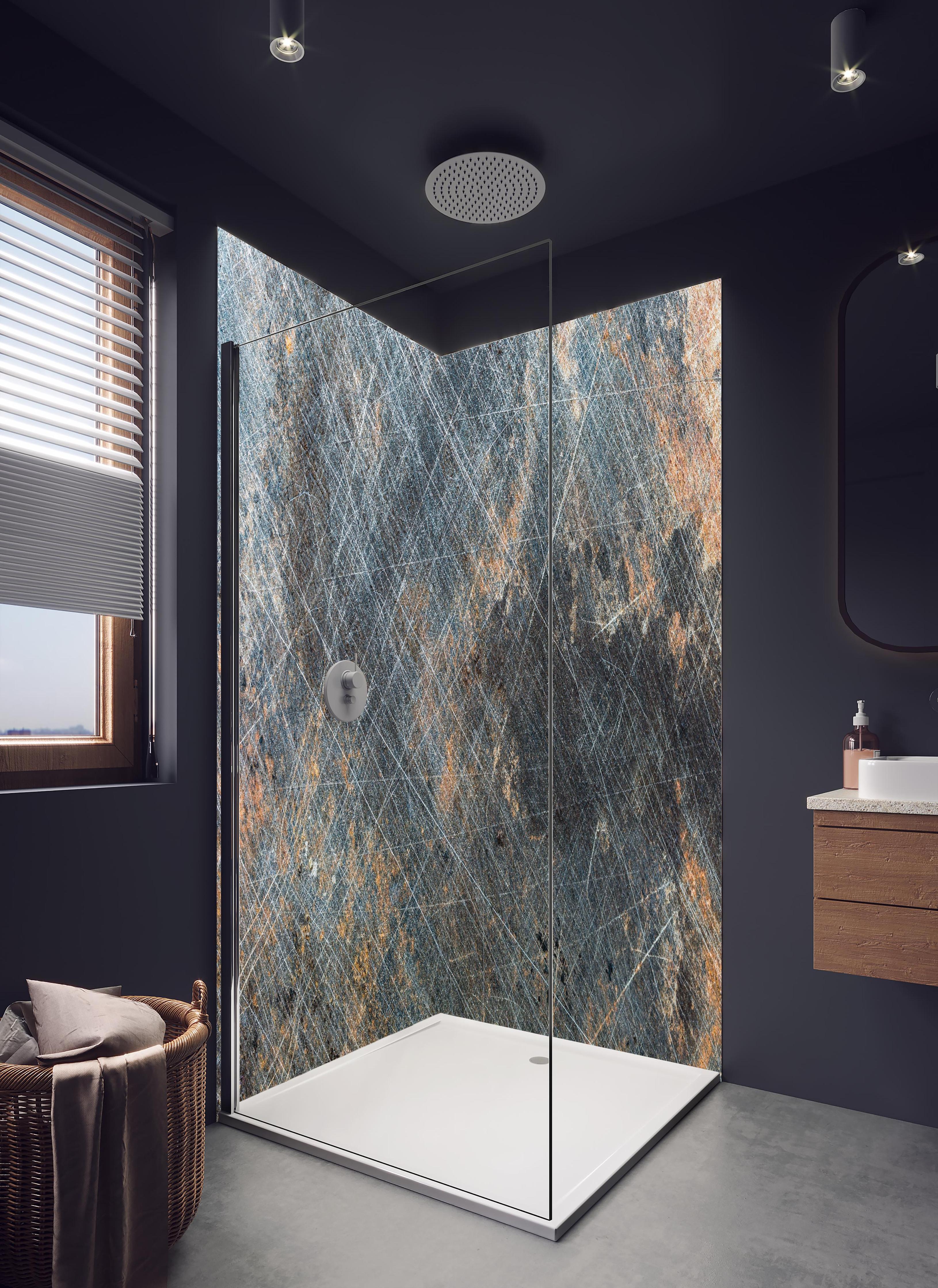 Duschrückwand - Rustikales zerkratztes Metall in hellem Badezimmer mit Regenduschkopf - zweiteilige Eck-Duschrückwand