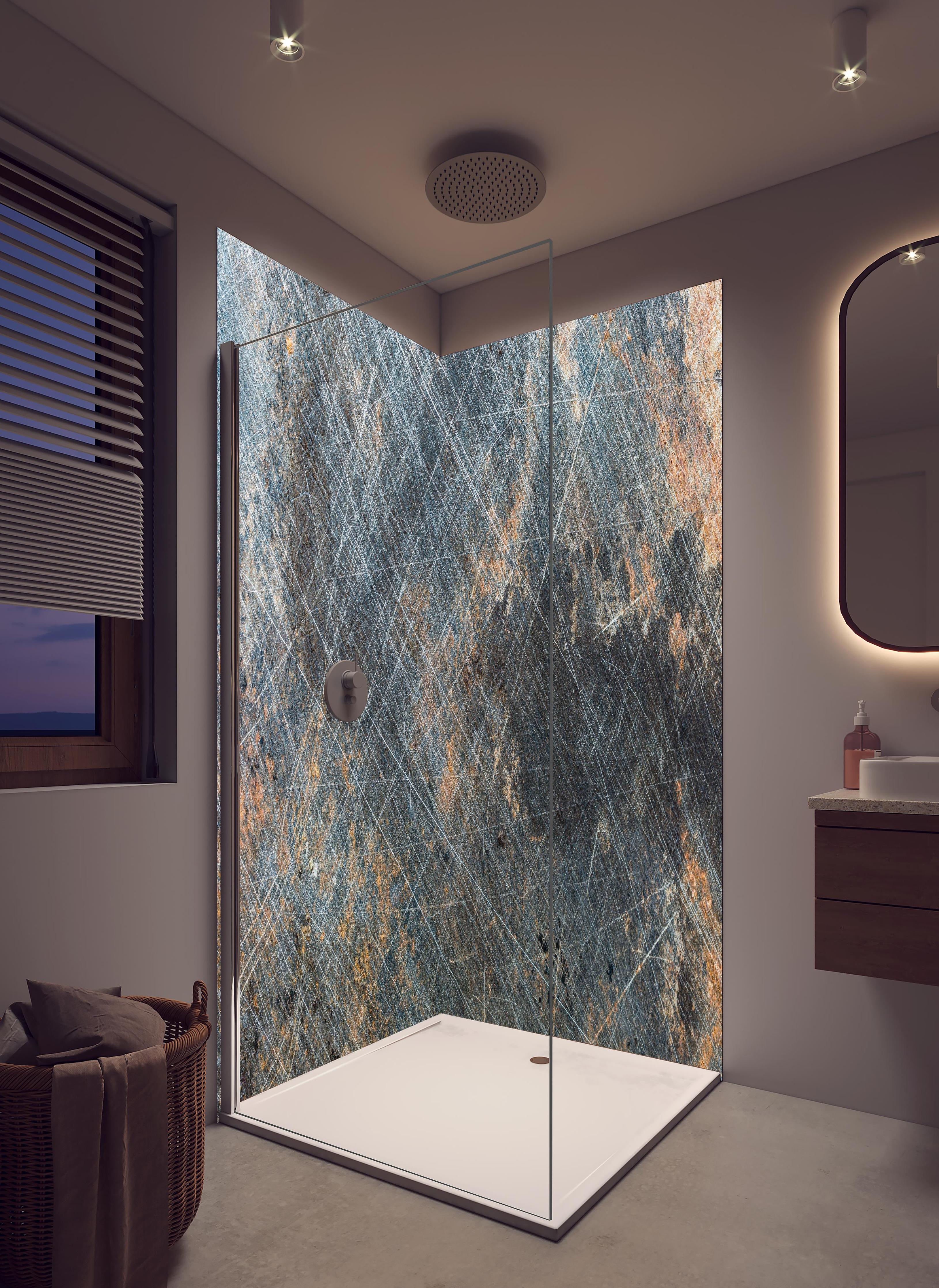 Duschrückwand - Rustikales zerkratztes Metall in hellem Badezimmer mit Regenduschkopf - zweiteilige Eck-Duschrückwand