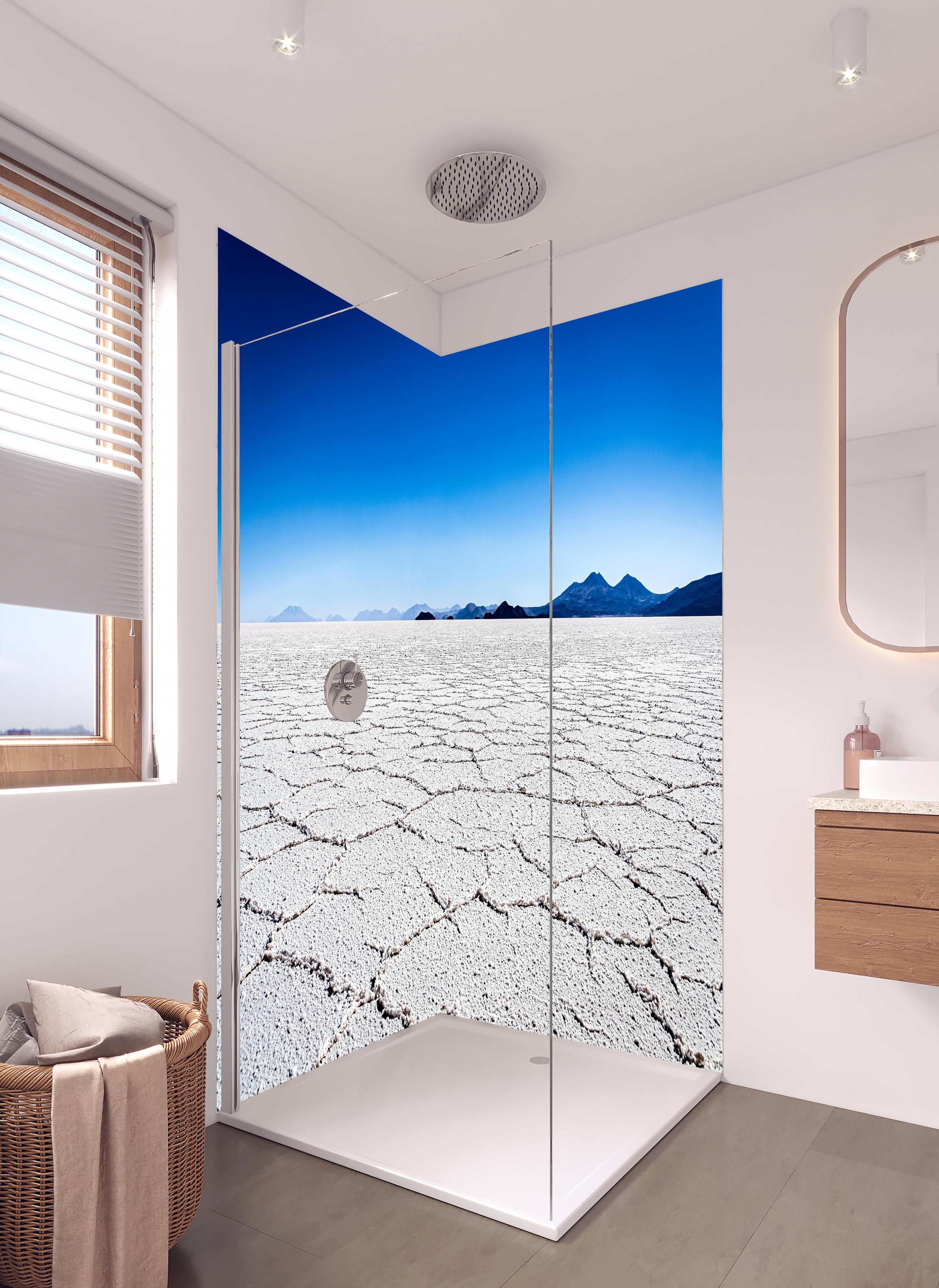 Duschrückwand - Salar de Uyuni: Weiße Salzkrusten und Himmelblau in hellem Badezimmer mit Regenduschkopf - zweiteilige Eck-Duschrückwand