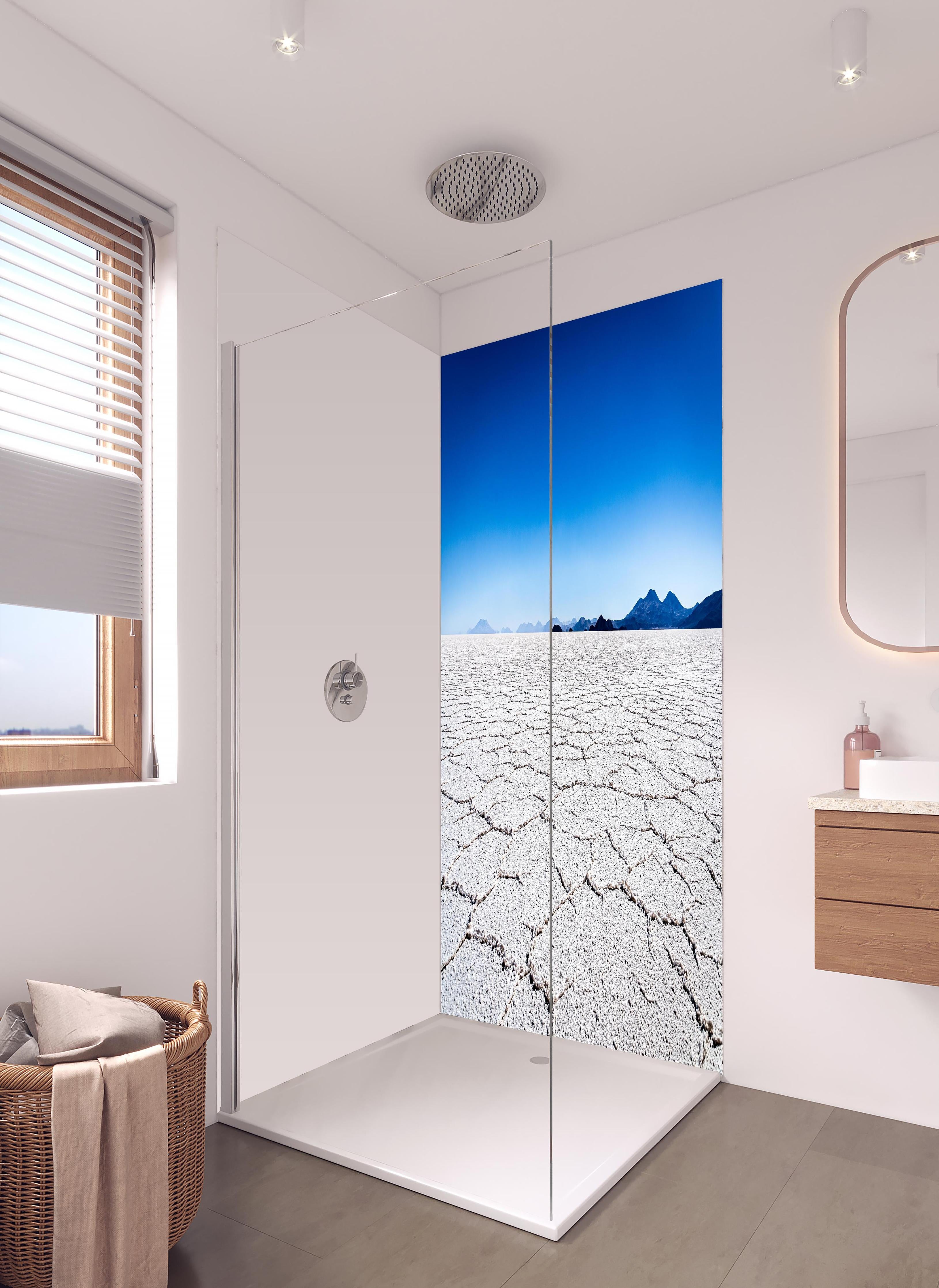 Duschrückwand - Salar de Uyuni: Weiße Salzkrusten und Himmelblau in hellem Badezimmer mit Regenduschkopf - zweiteilige Eck-Duschrückwand
