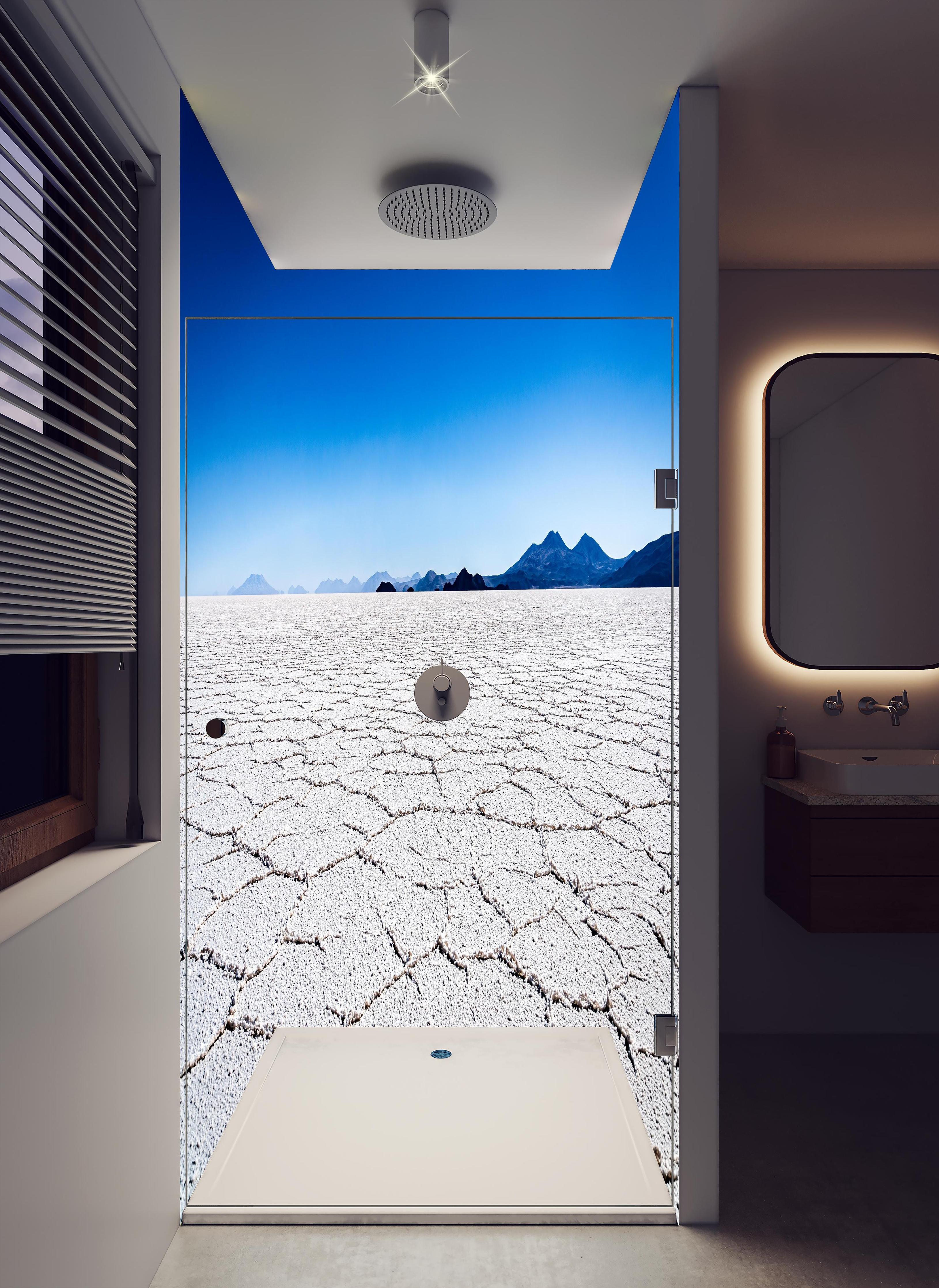 Duschrückwand - Salar de Uyuni: Weiße Salzkrusten und Himmelblau in hellem Badezimmer mit Regenduschkopf - zweiteilige Eck-Duschrückwand