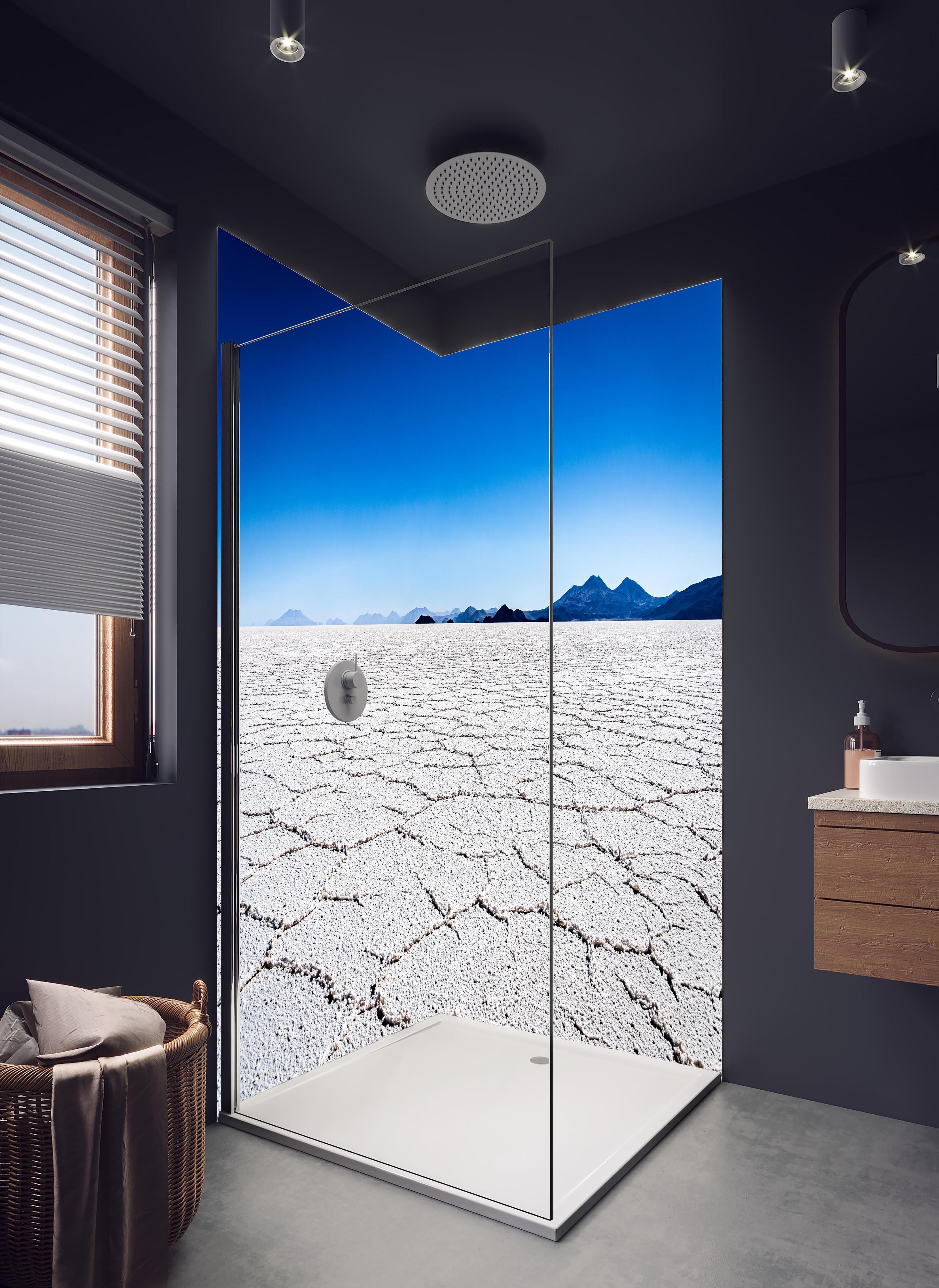 Duschrückwand - Salar de Uyuni: Weiße Salzkrusten und Himmelblau in hellem Badezimmer mit Regenduschkopf - zweiteilige Eck-Duschrückwand