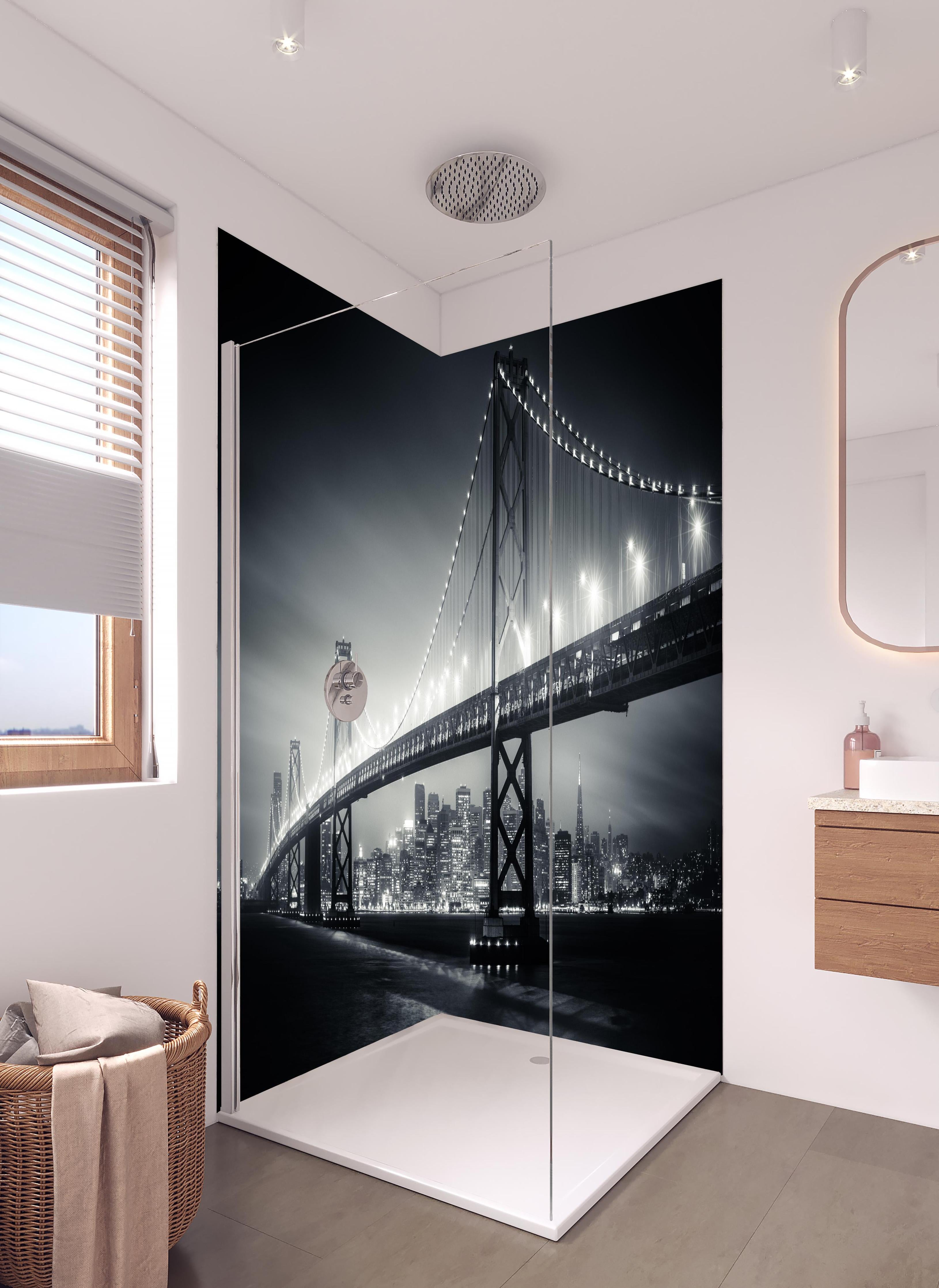 Duschrückwand - San Francisco Bay Bridge bei Nacht in hellem Badezimmer mit Regenduschkopf - zweiteilige Eck-Duschrückwand