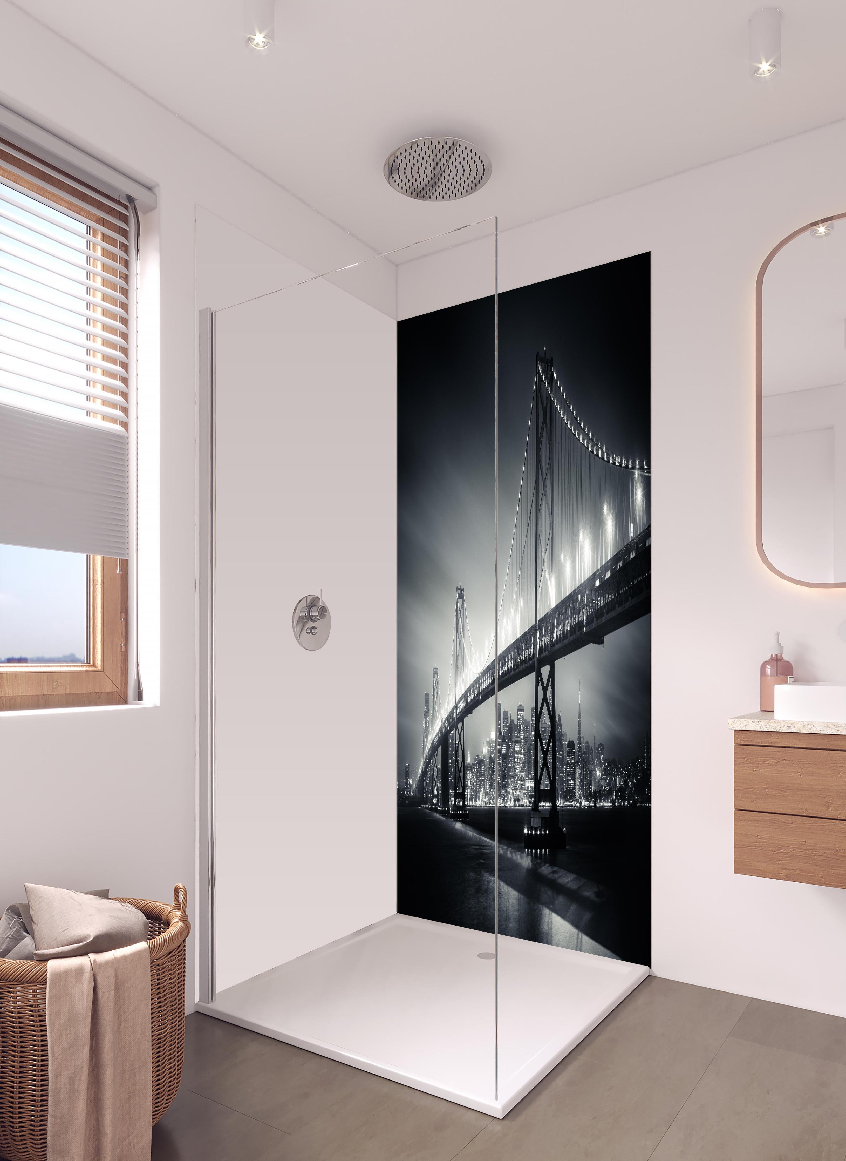 Duschrückwand - San Francisco Bay Bridge bei Nacht in hellem Badezimmer mit Regenduschkopf - zweiteilige Eck-Duschrückwand
