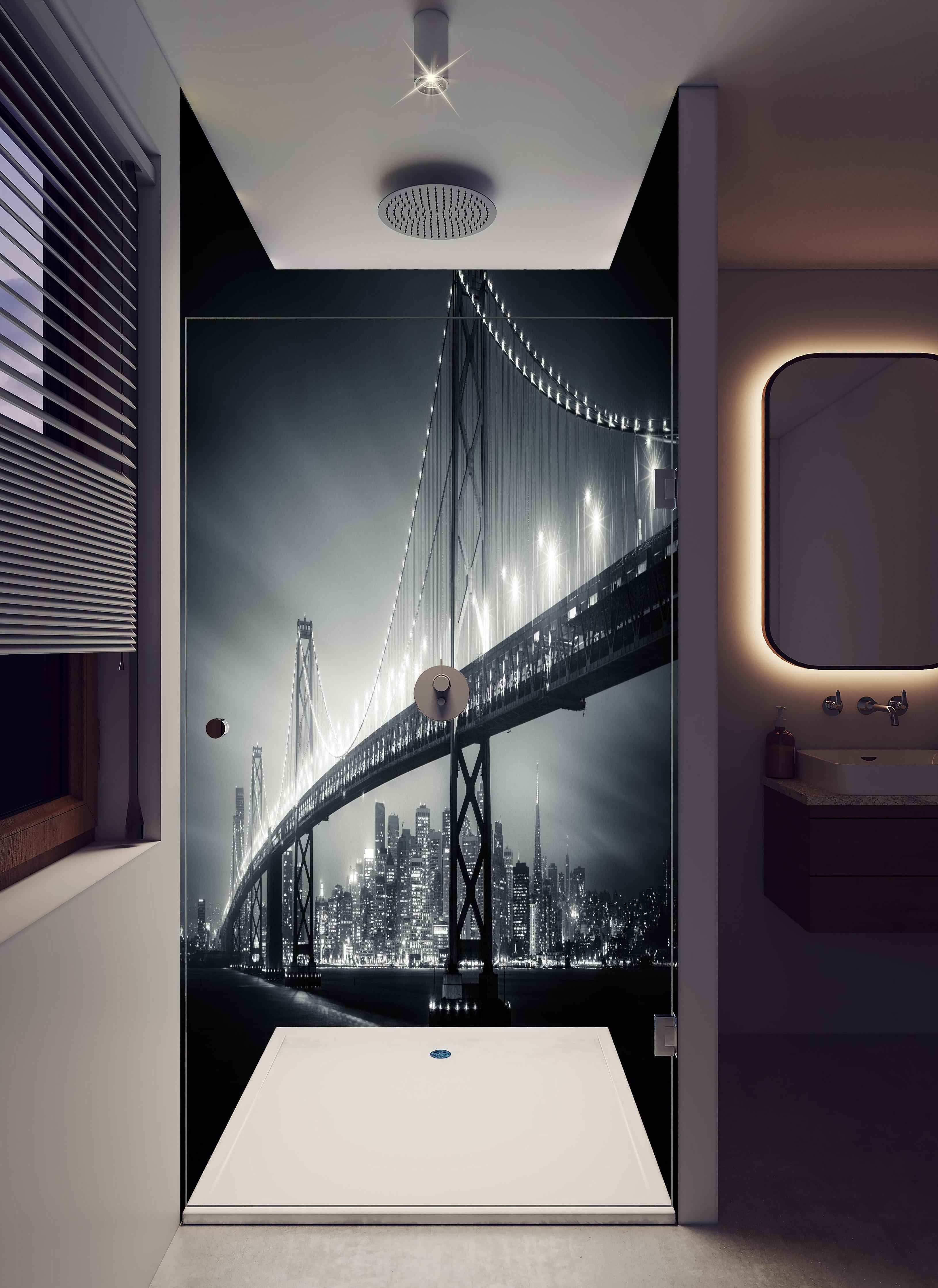 Duschrückwand - San Francisco Bay Bridge bei Nacht in hellem Badezimmer mit Regenduschkopf - zweiteilige Eck-Duschrückwand