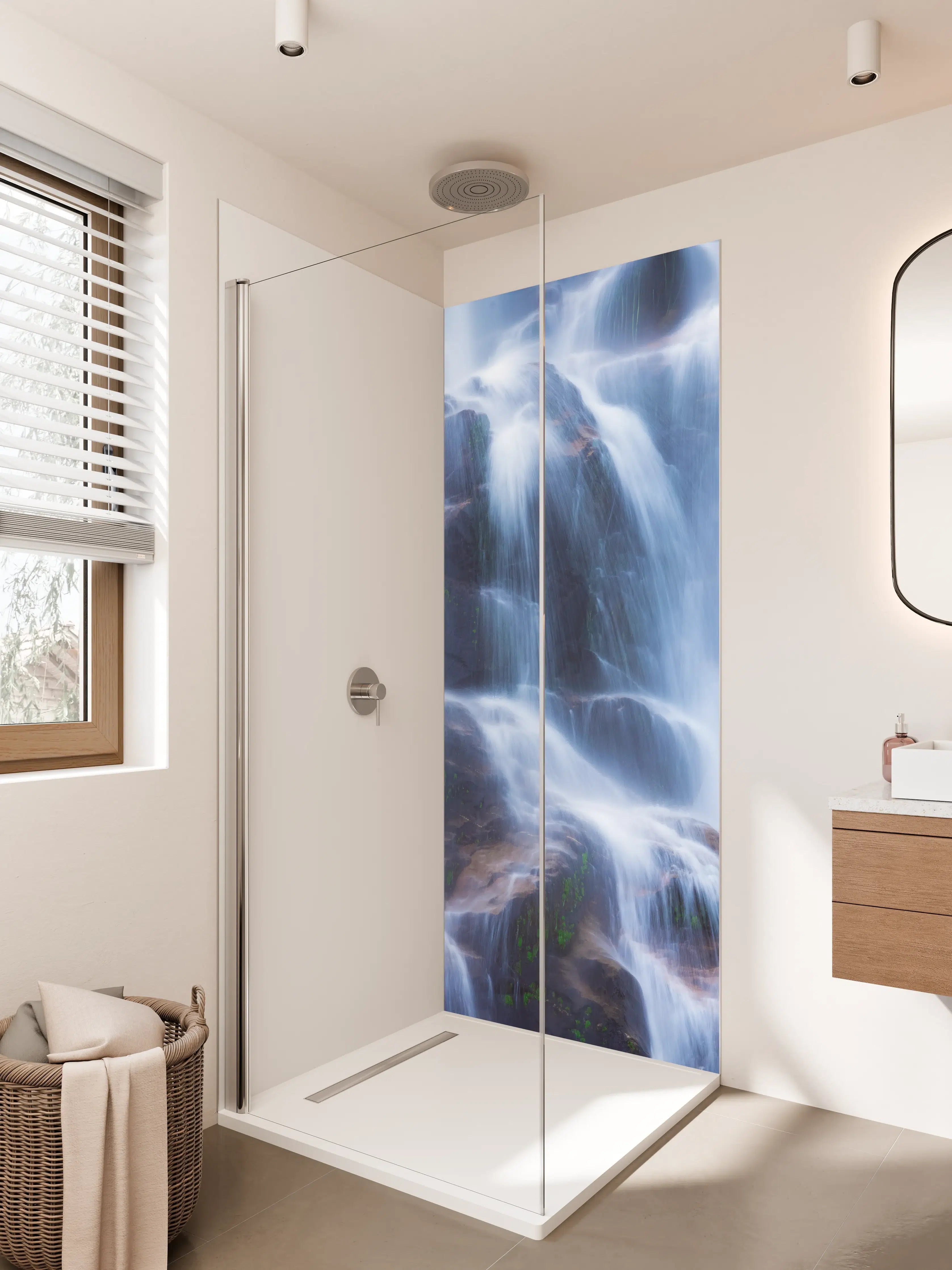 Duschrückwand - Sanfte Wasserfälle auf dunklem Felsen