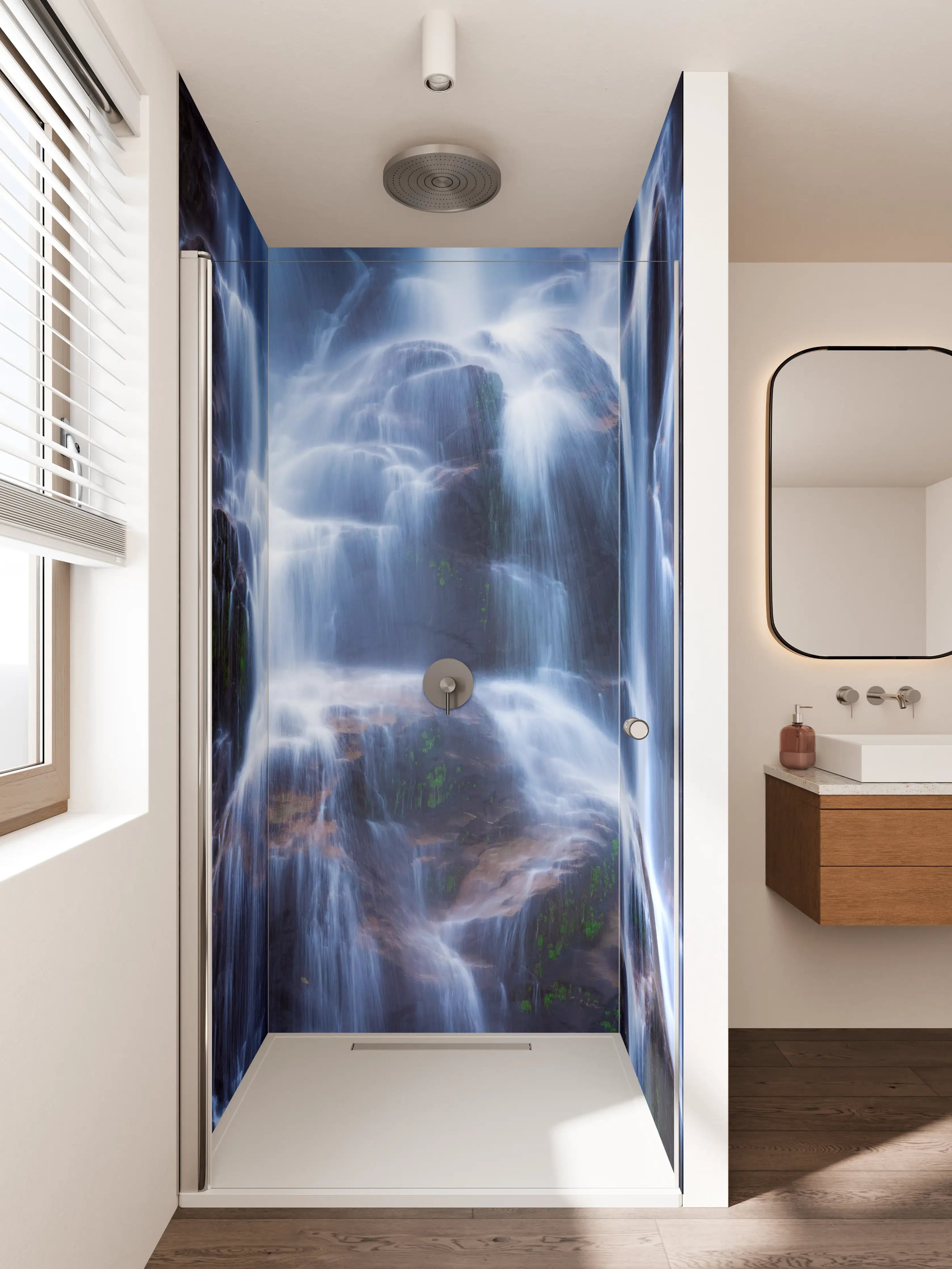 Duschrückwand - Sanfte Wasserfälle auf dunklem Felsen