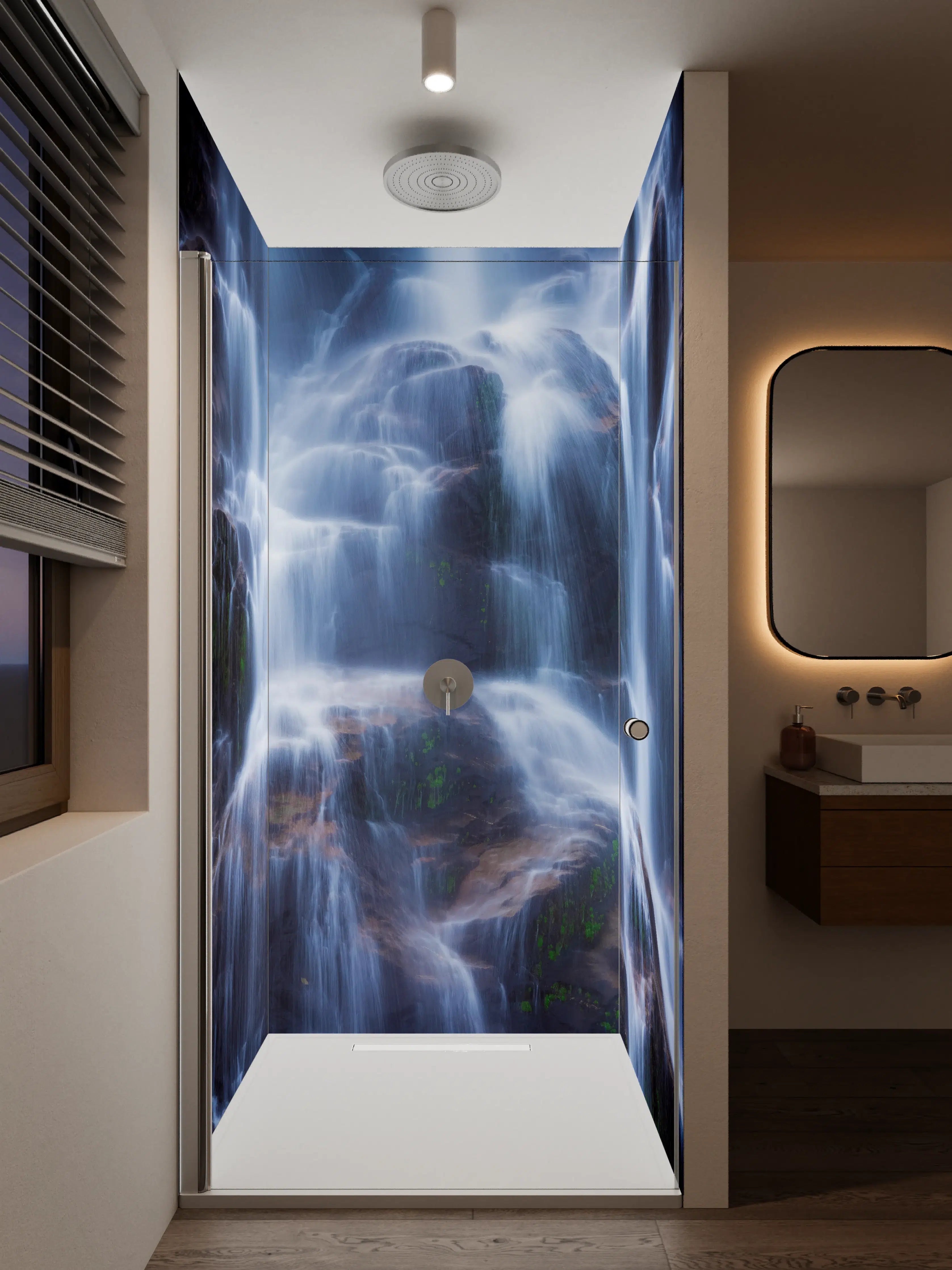 Duschrückwand - Sanfte Wasserfälle auf dunklem Felsen