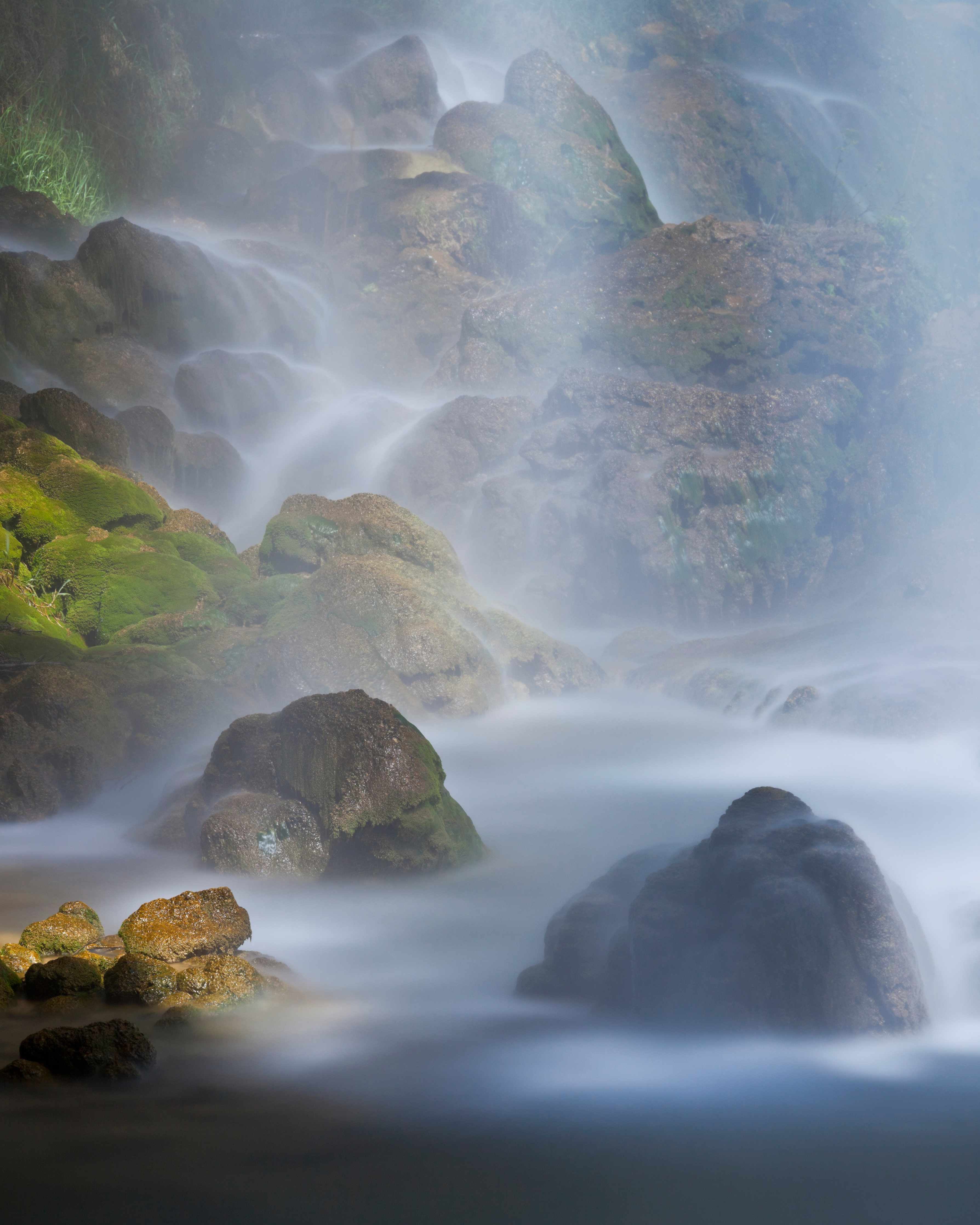 Duschrückwand-Sanfte Wasserfallkulisse mit moosbedeckten Steinen