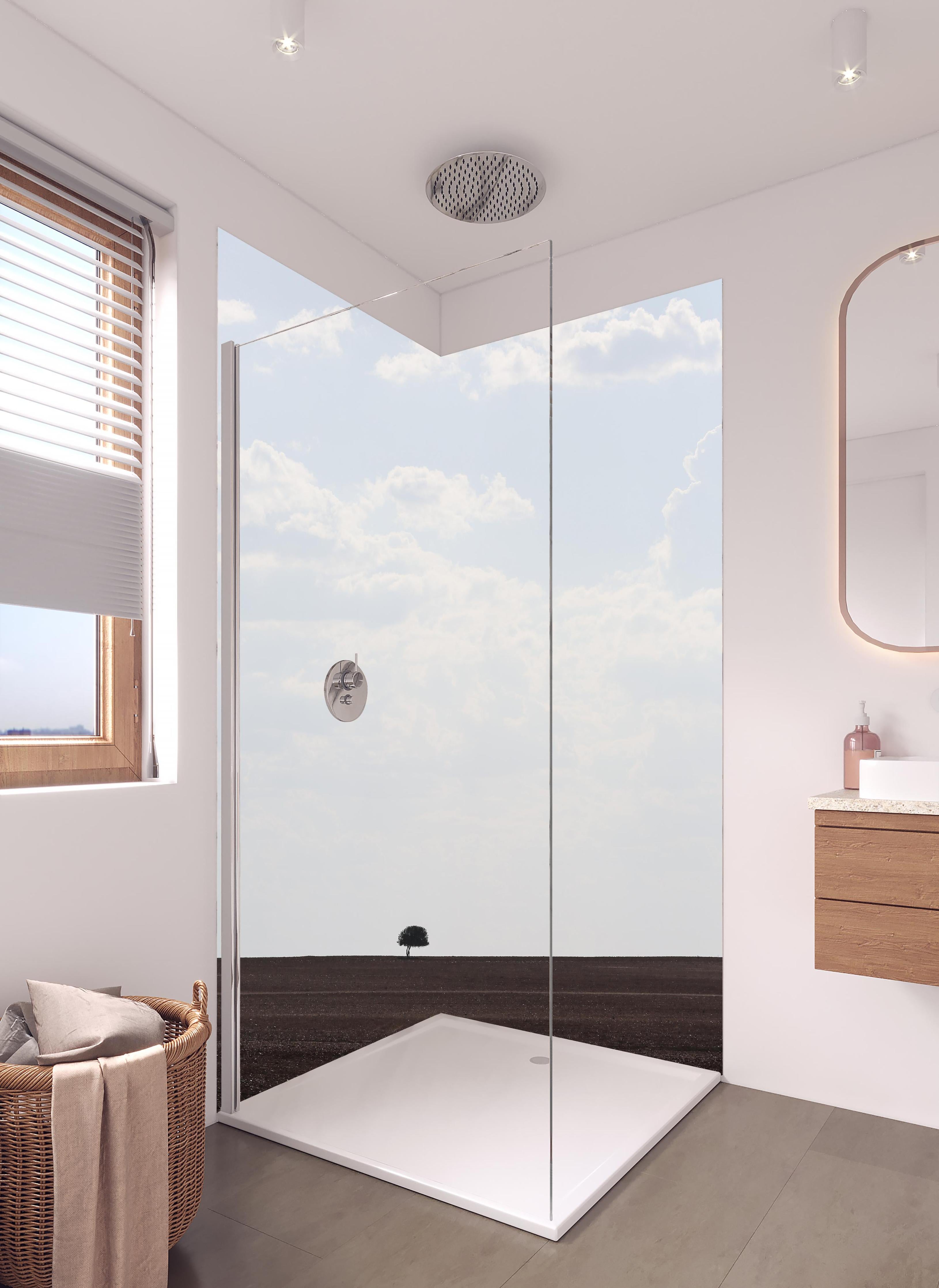 Duschrückwand - Savannen-Landschaft mit einsamem Baum in hellem Badezimmer mit Regenduschkopf - zweiteilige Eck-Duschrückwand