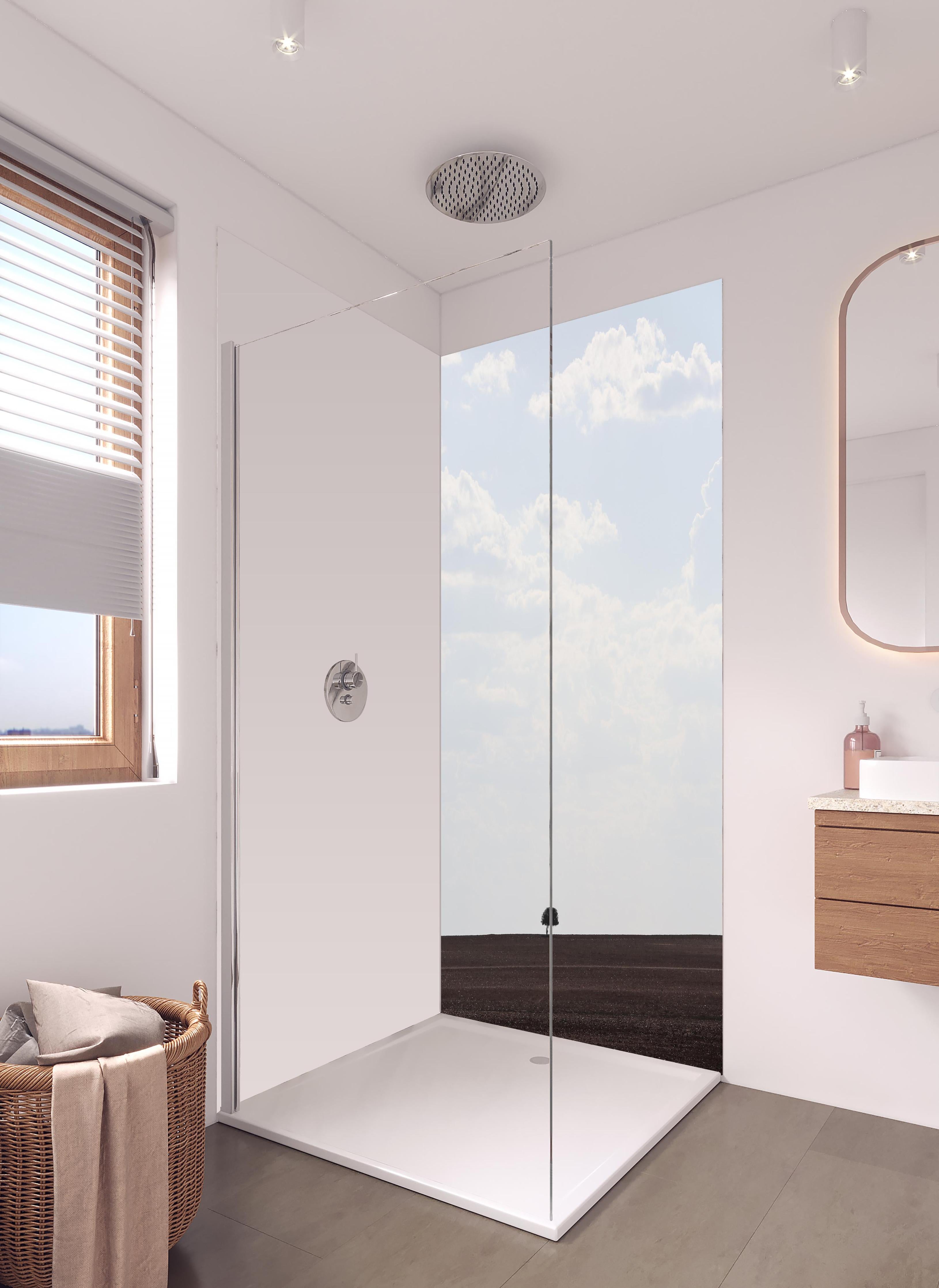 Duschrückwand - Savannen-Landschaft mit einsamem Baum in hellem Badezimmer mit Regenduschkopf - zweiteilige Eck-Duschrückwand