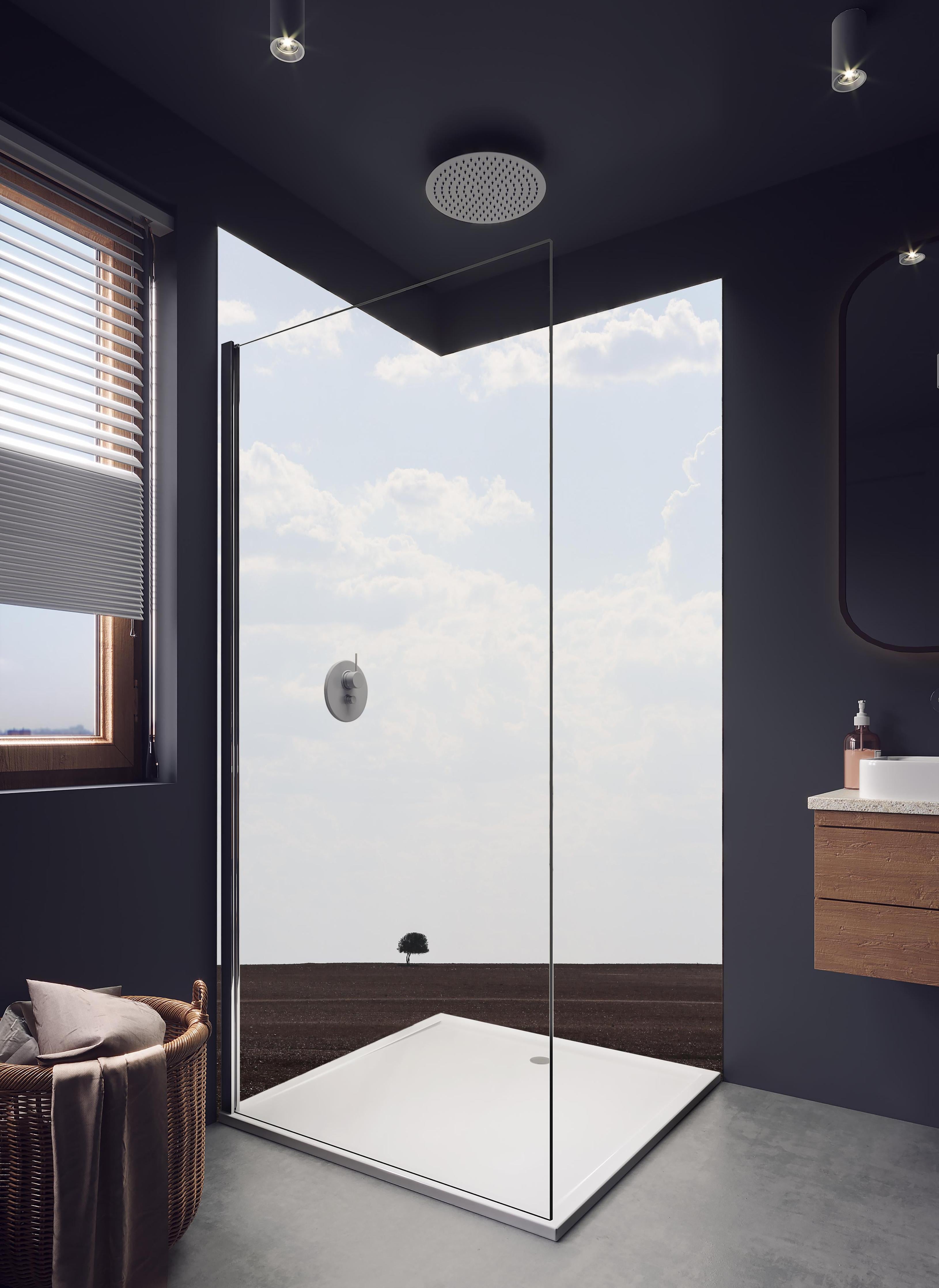 Duschrückwand - Savannen-Landschaft mit einsamem Baum in hellem Badezimmer mit Regenduschkopf - zweiteilige Eck-Duschrückwand