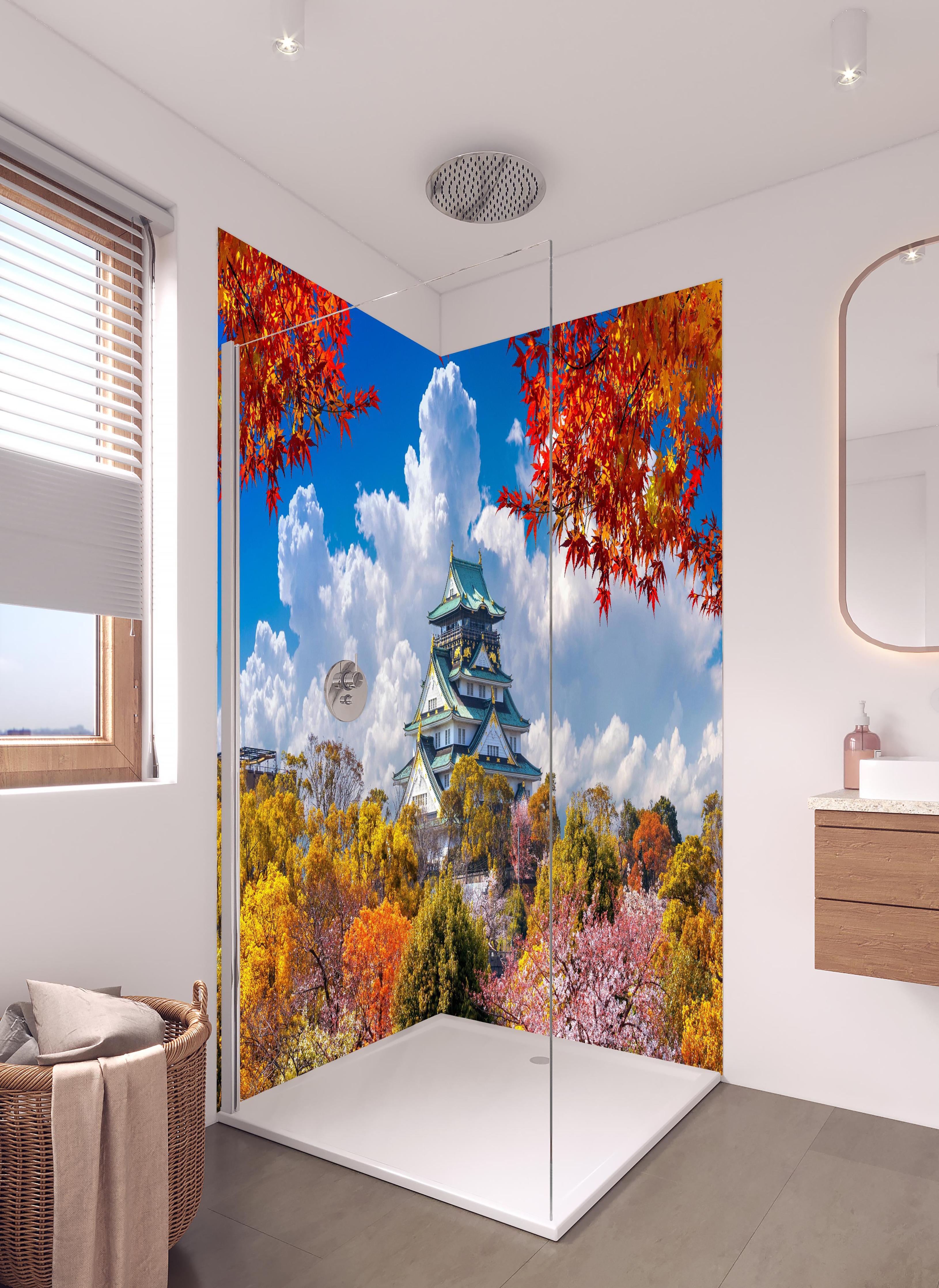 Duschrückwand - Schloss Osaka im Herbst in hellem Badezimmer mit Regenduschkopf - zweiteilige Eck-Duschrückwand