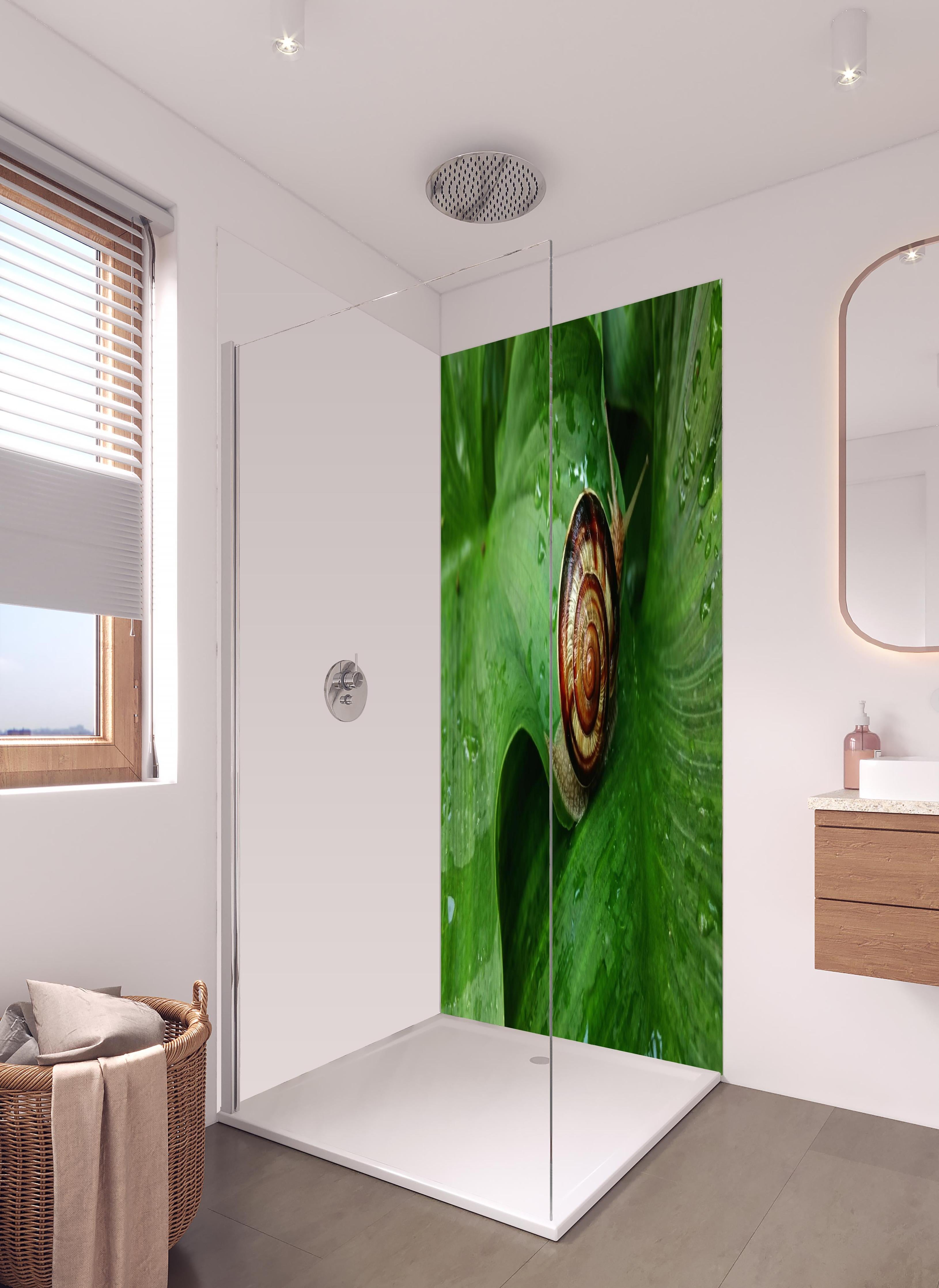 Duschrückwand - Schnecke auf einem nassen Blatt in hellem Badezimmer mit Regenduschkopf - zweiteilige Eck-Duschrückwand