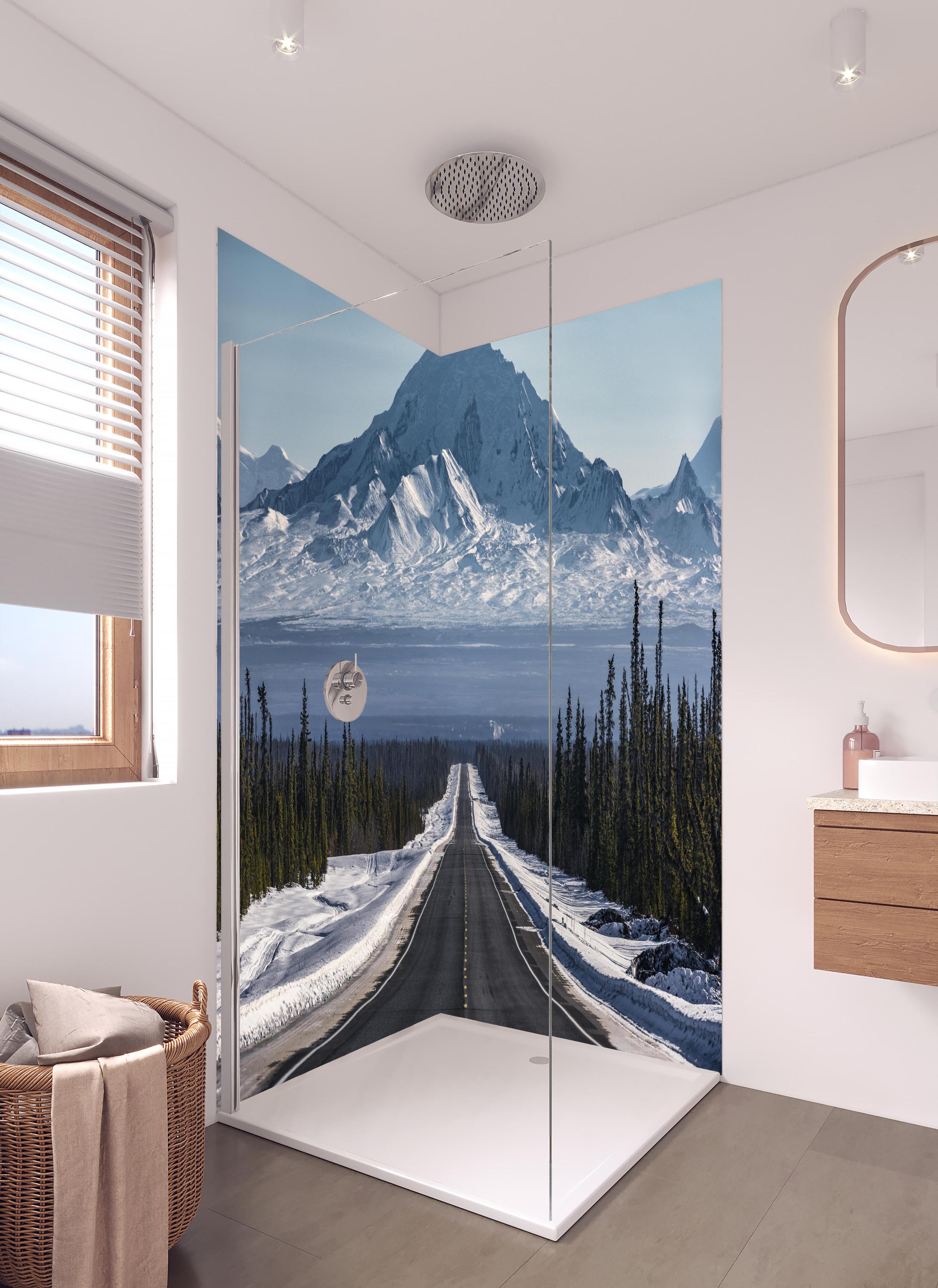 Duschrückwand - Schneebedeckte Alaskas Berglandschaft in hellem Badezimmer mit Regenduschkopf - zweiteilige Eck-Duschrückwand