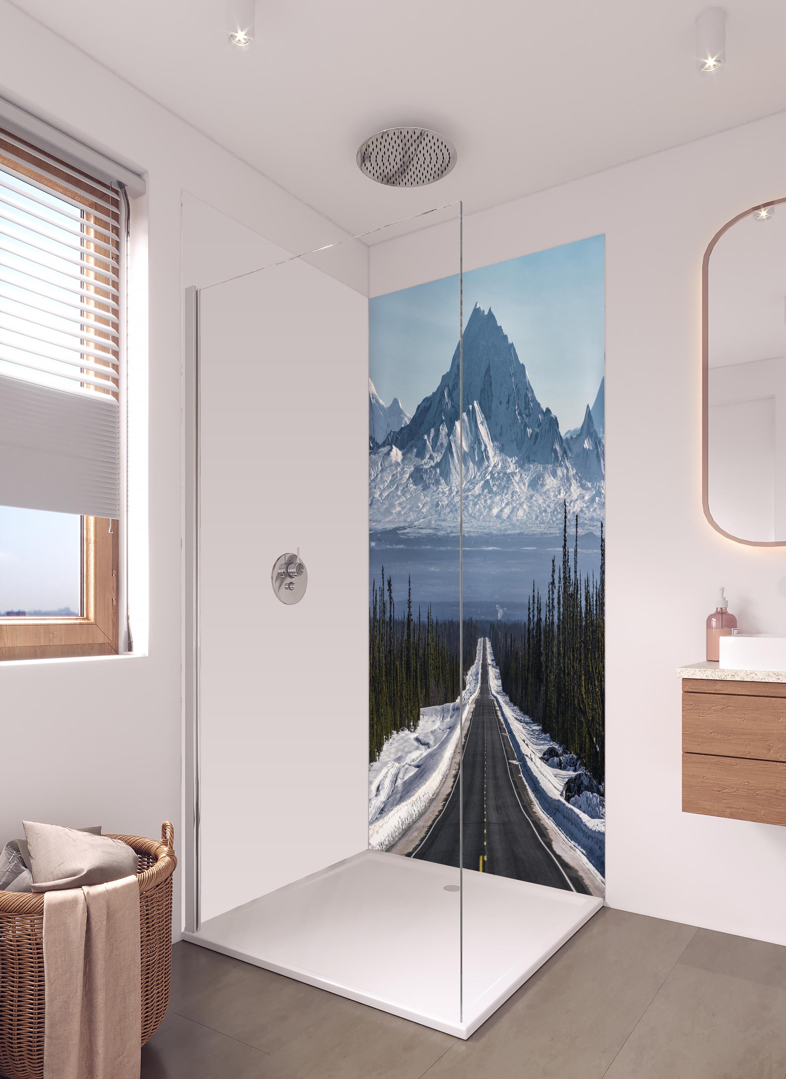 Duschrückwand - Schneebedeckte Alaskas Berglandschaft in hellem Badezimmer mit Regenduschkopf - zweiteilige Eck-Duschrückwand