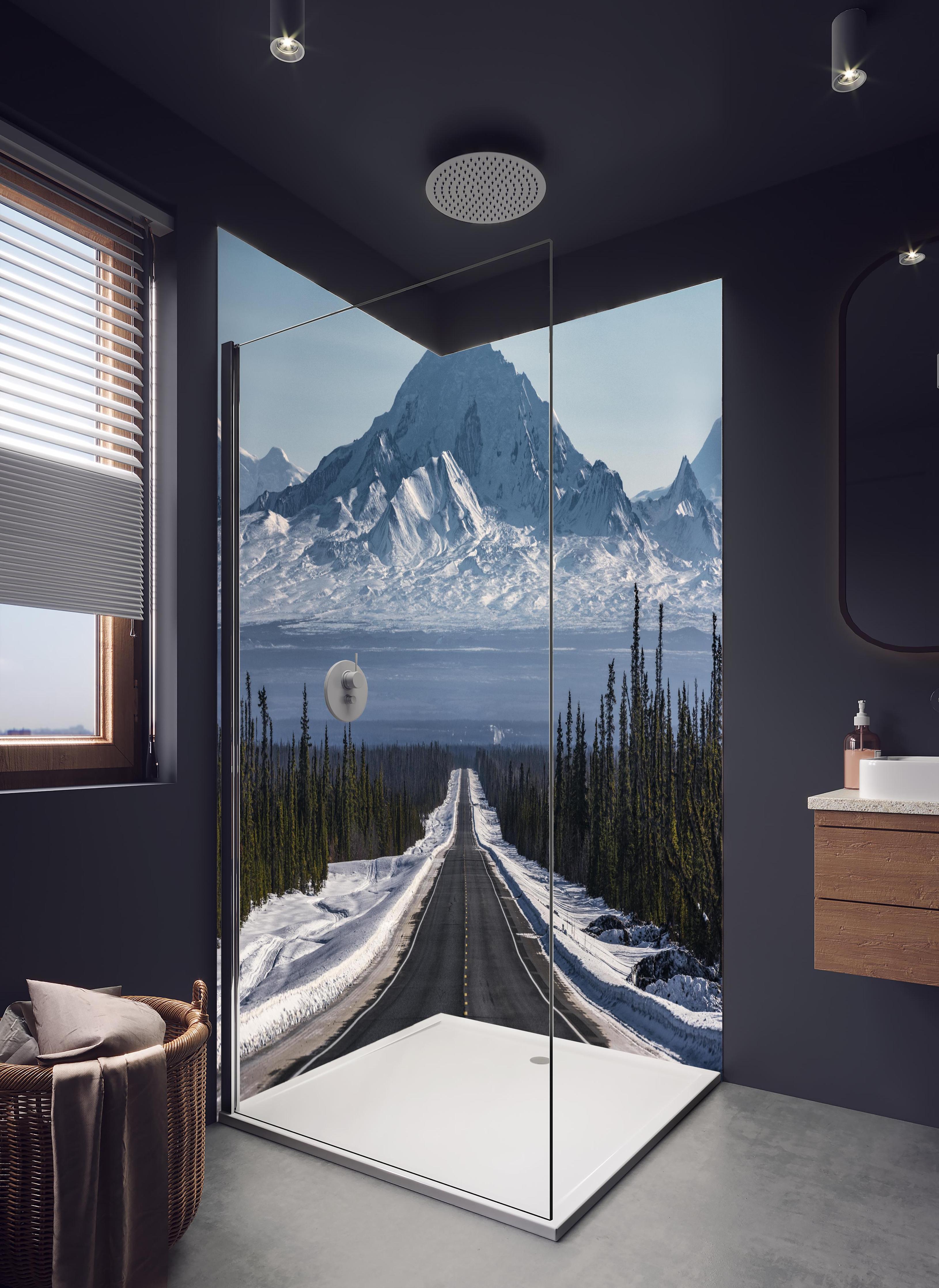 Duschrückwand - Schneebedeckte Alaskas Berglandschaft in hellem Badezimmer mit Regenduschkopf - zweiteilige Eck-Duschrückwand