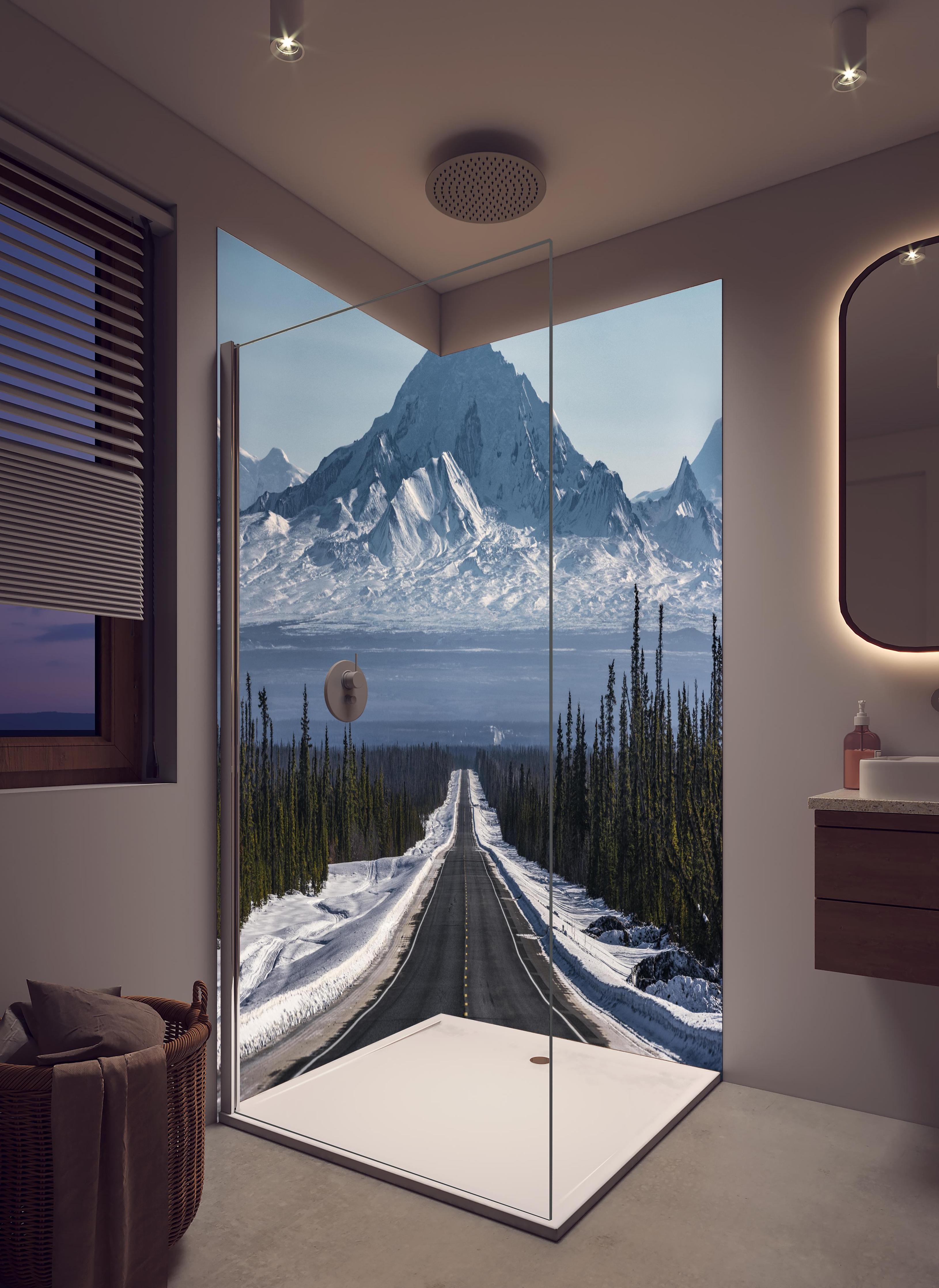 Duschrückwand - Schneebedeckte Alaskas Berglandschaft in hellem Badezimmer mit Regenduschkopf - zweiteilige Eck-Duschrückwand