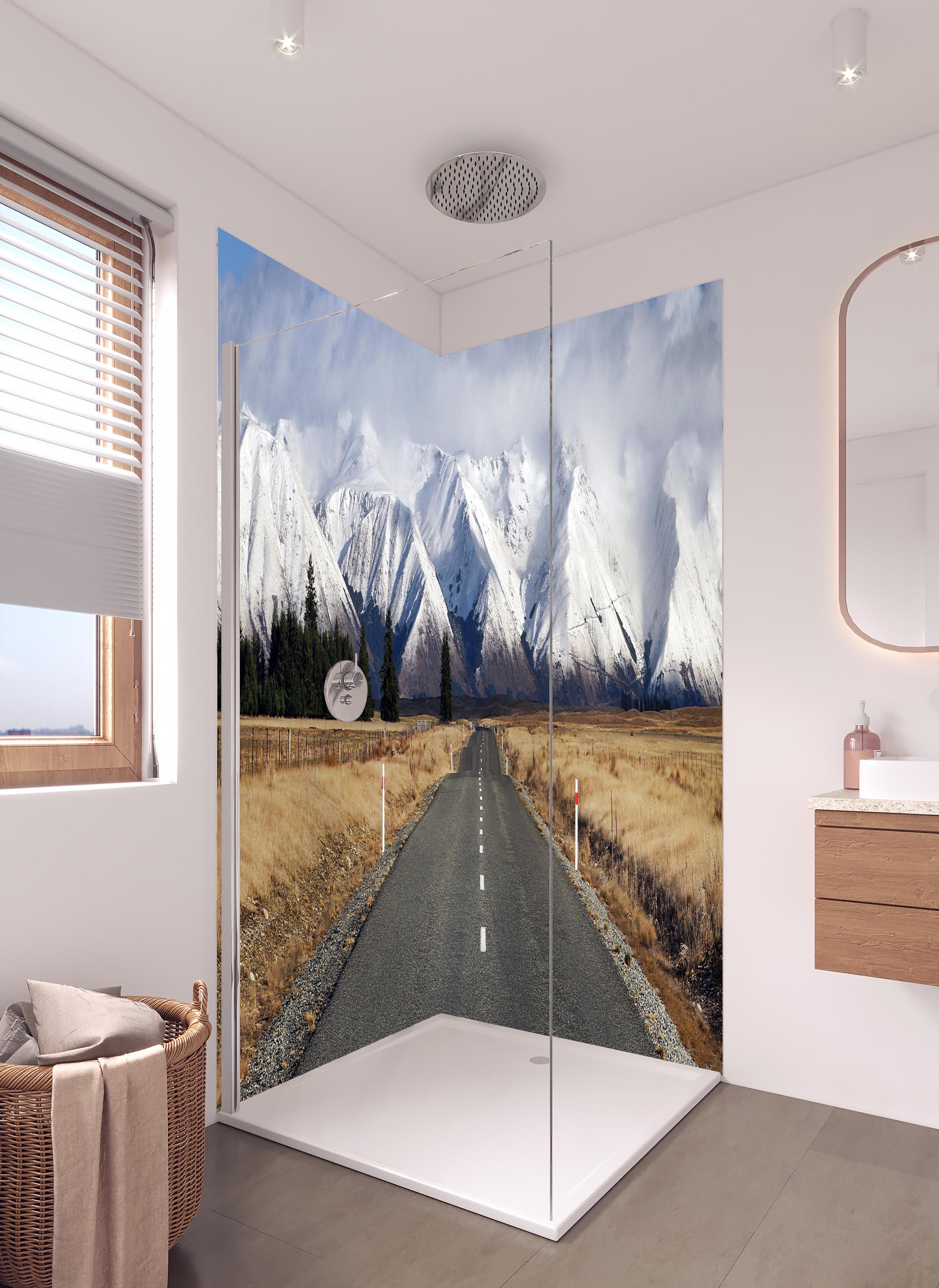 Duschrückwand - Schneebedeckte Bergspitzen im Winter in hellem Badezimmer mit Regenduschkopf - zweiteilige Eck-Duschrückwand