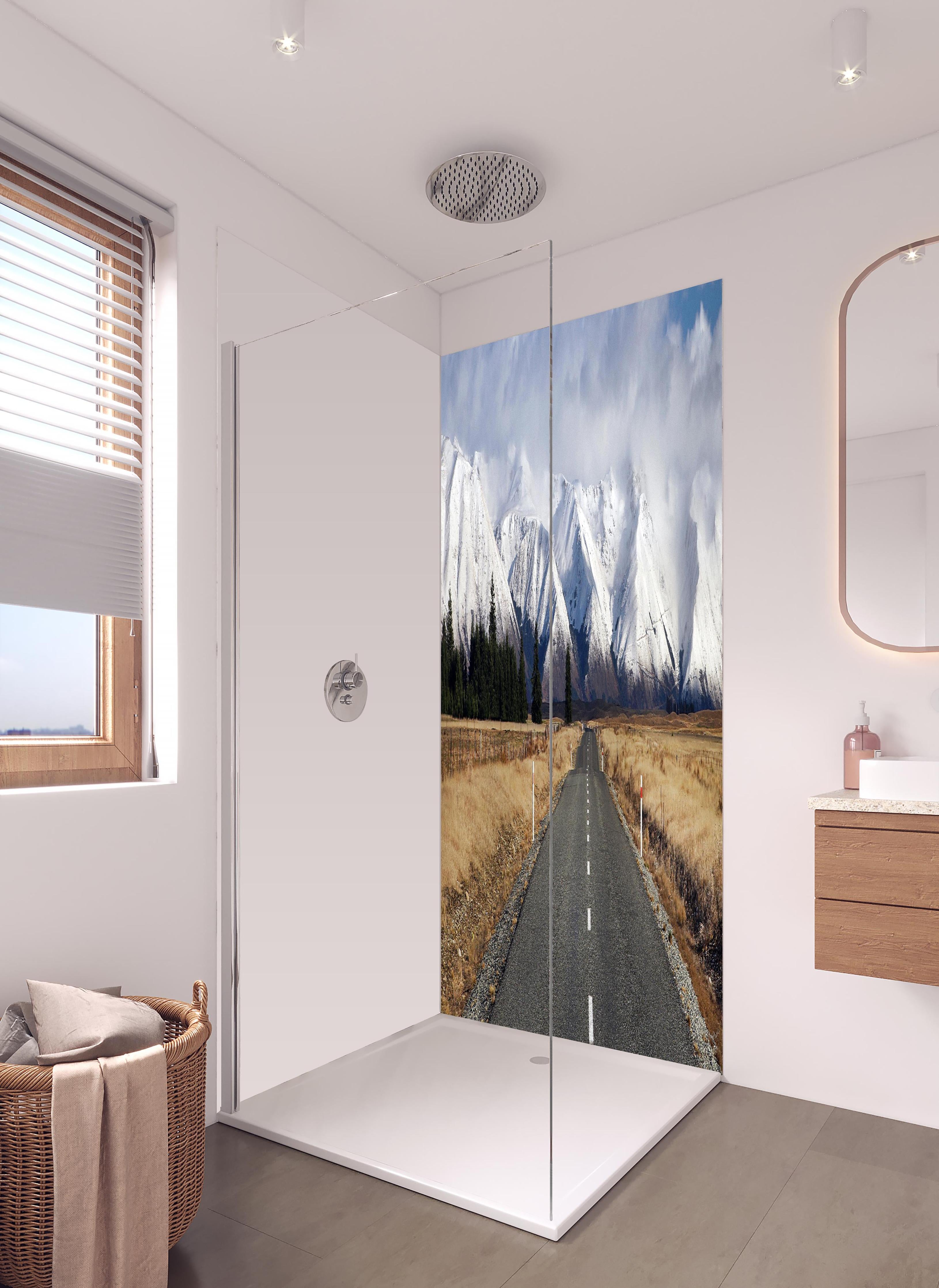 Duschrückwand - Schneebedeckte Bergspitzen im Winter in hellem Badezimmer mit Regenduschkopf - zweiteilige Eck-Duschrückwand